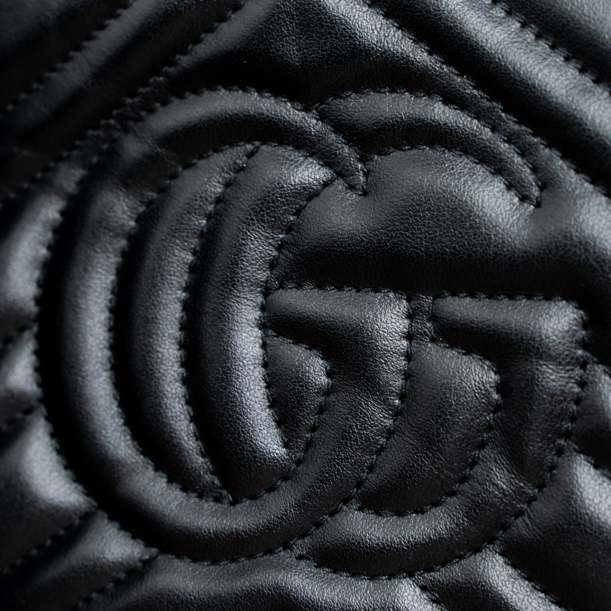gucci-gg-marmont-matelasse-mini-bag-calfskin-black-ghw
