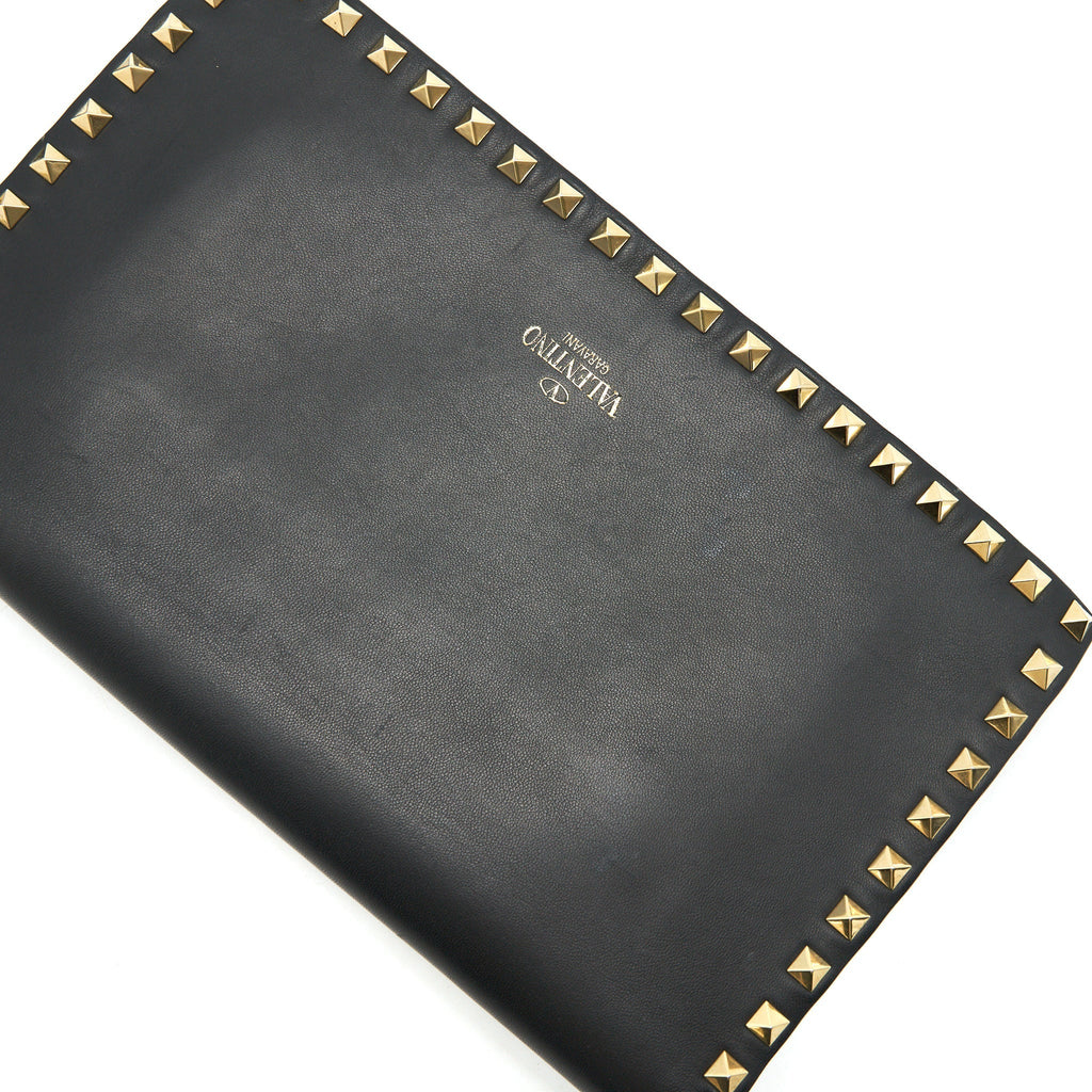 valentino-garavani-rockstud-leather-clutch-bag-black