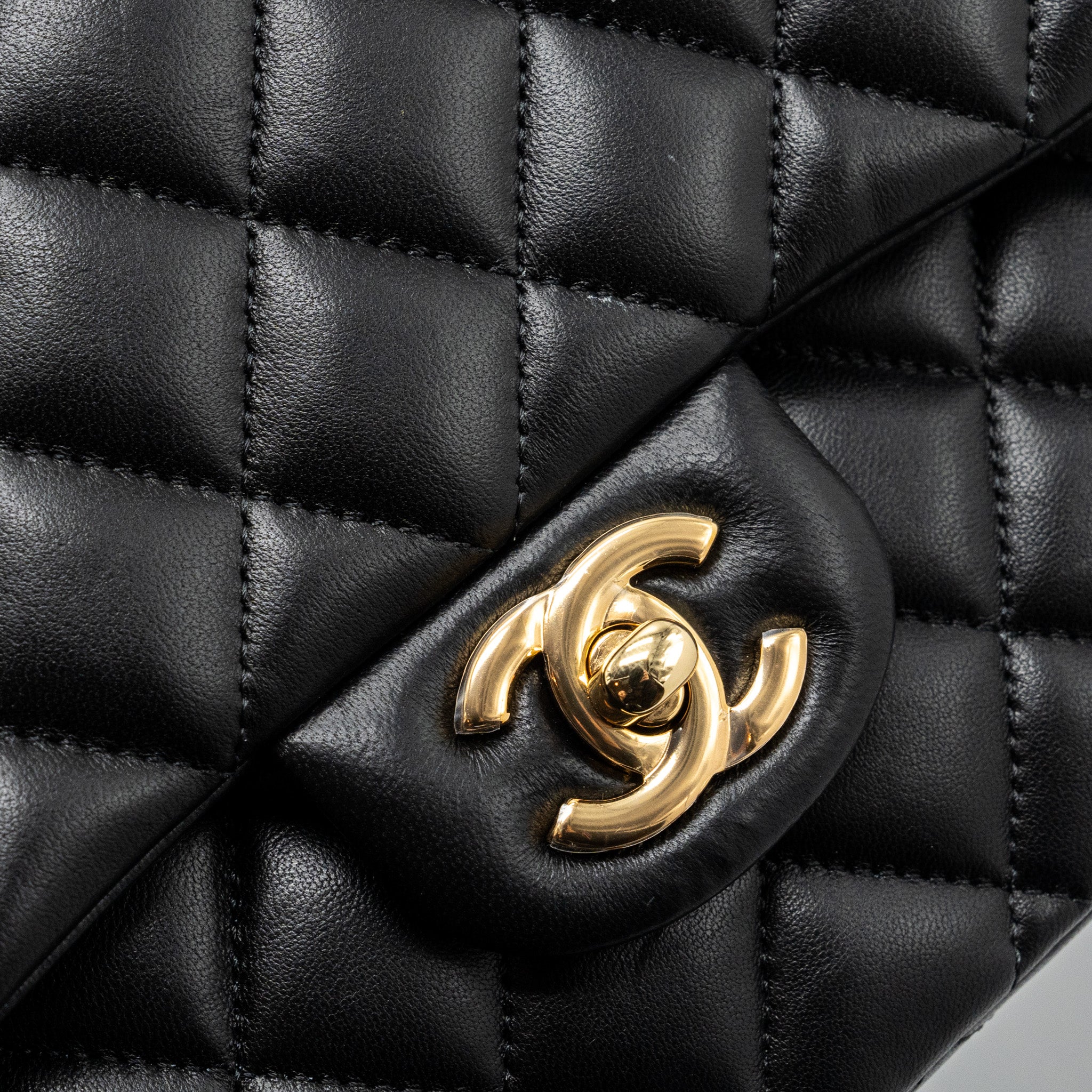 chanel-medium-classic-flap-bag-lambskin-black-with-ghw