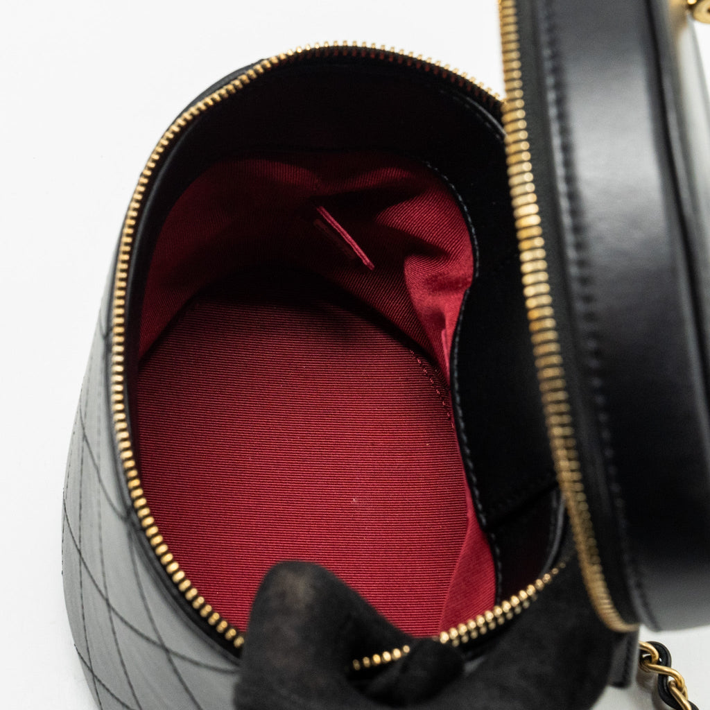 chanel-pearl-letter-logo-detailed-vanity-case-calfskin-black-ghw-copy