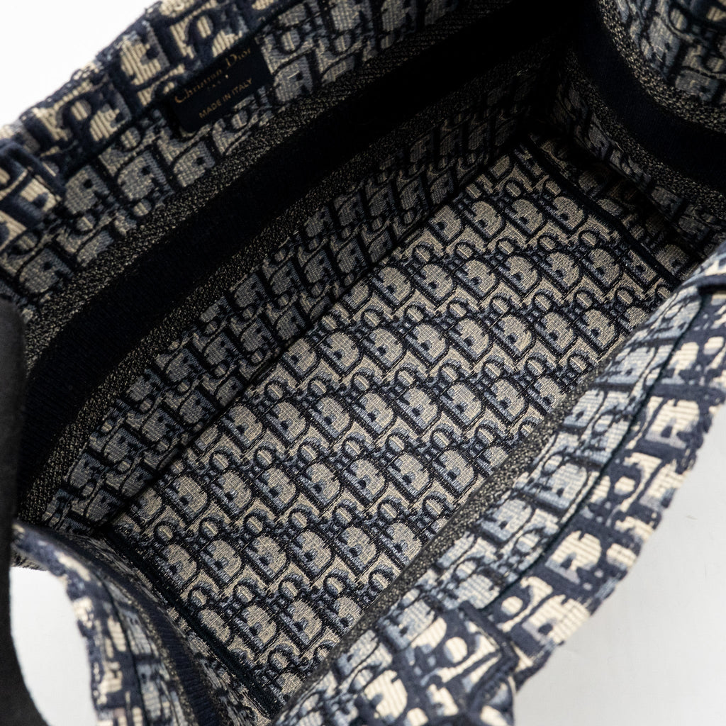 dior-medium-book-tote-oblique-embroidery-ecru-blue