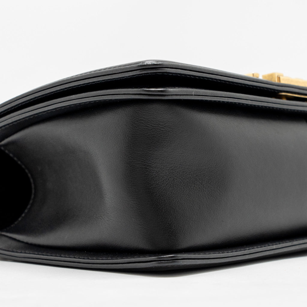 chanel-medium-boy-bag-calfskin-black-ghwmicrochip