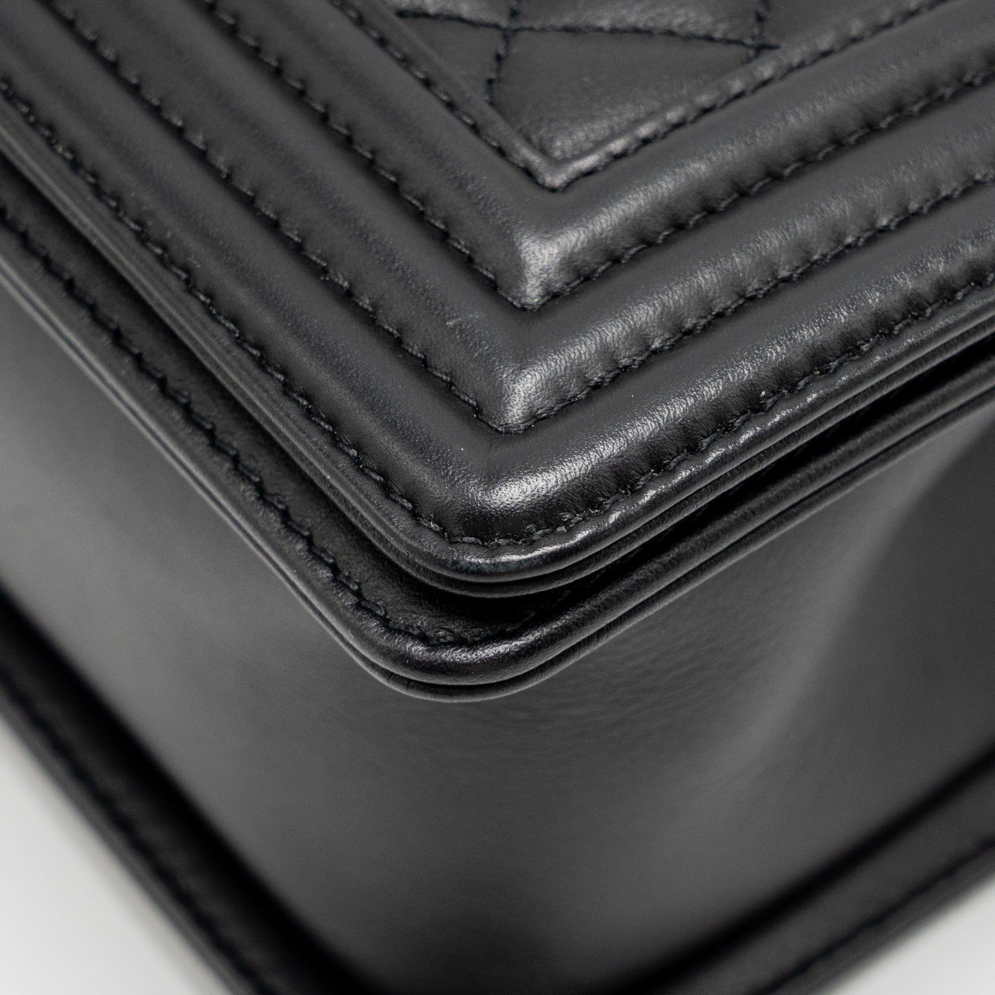 chanel-medium-boy-bag-calfskin-black-ghwmicrochip
