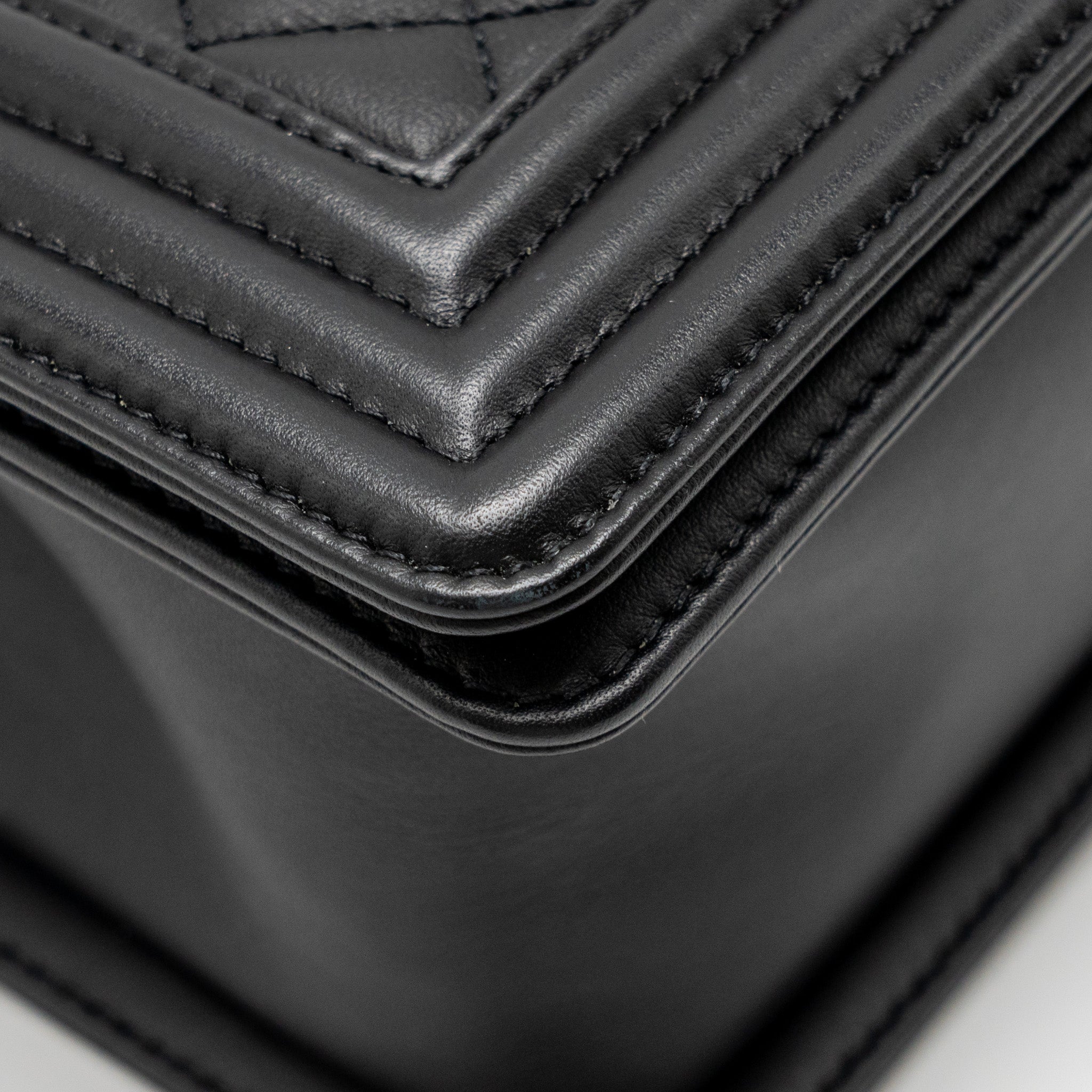 chanel-medium-boy-bag-calfskin-black-ghwmicrochip