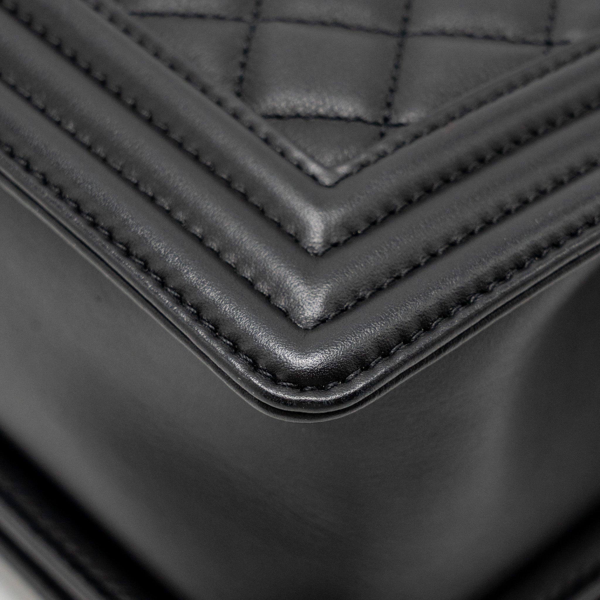 chanel-medium-boy-bag-calfskin-black-ghwmicrochip