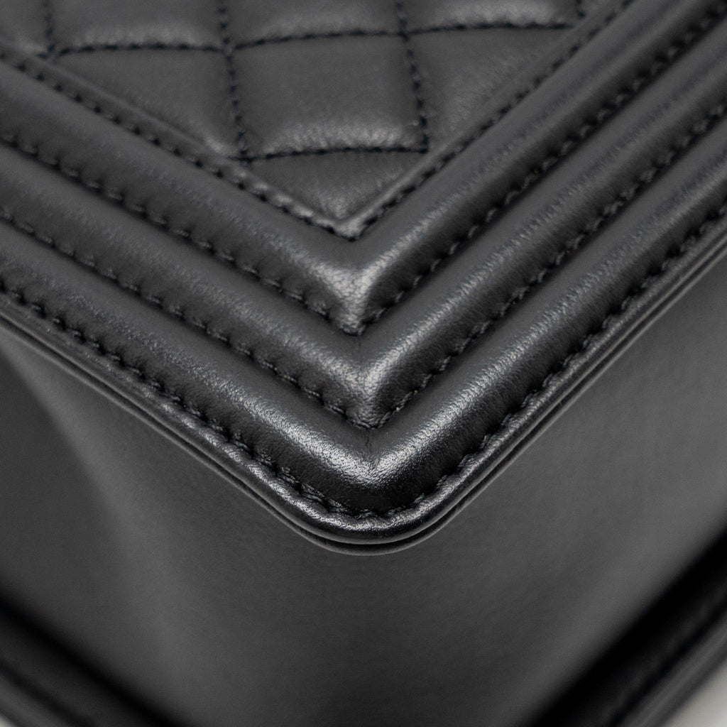 chanel-medium-boy-bag-calfskin-black-ghwmicrochip
