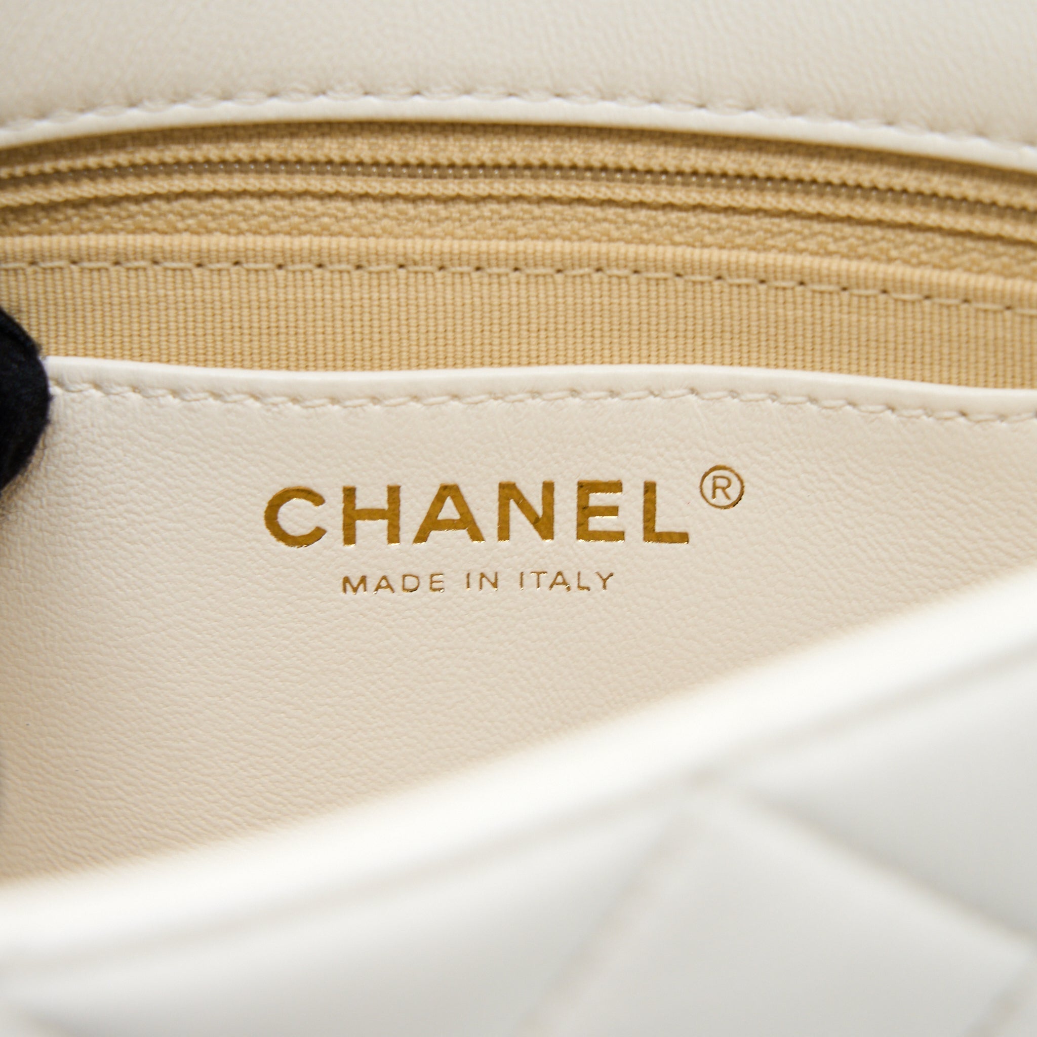 chanel-22s-giant-chain-falp-shoulder-bag-lambskin-white-ghw-microchip