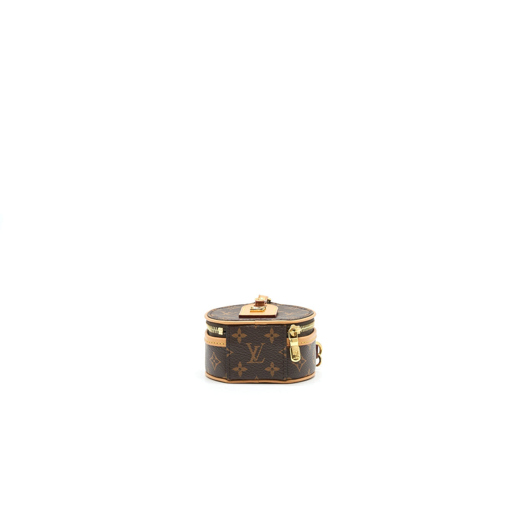 louis-vuitton-boite-chapeau-necklace-monogram-canvas