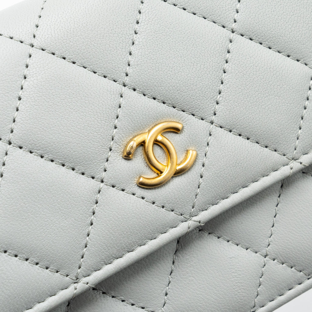 chanel-pearl-crush-mini-wallet-on-chain-lambskin-light-grey-brushed-ghwmicrochip