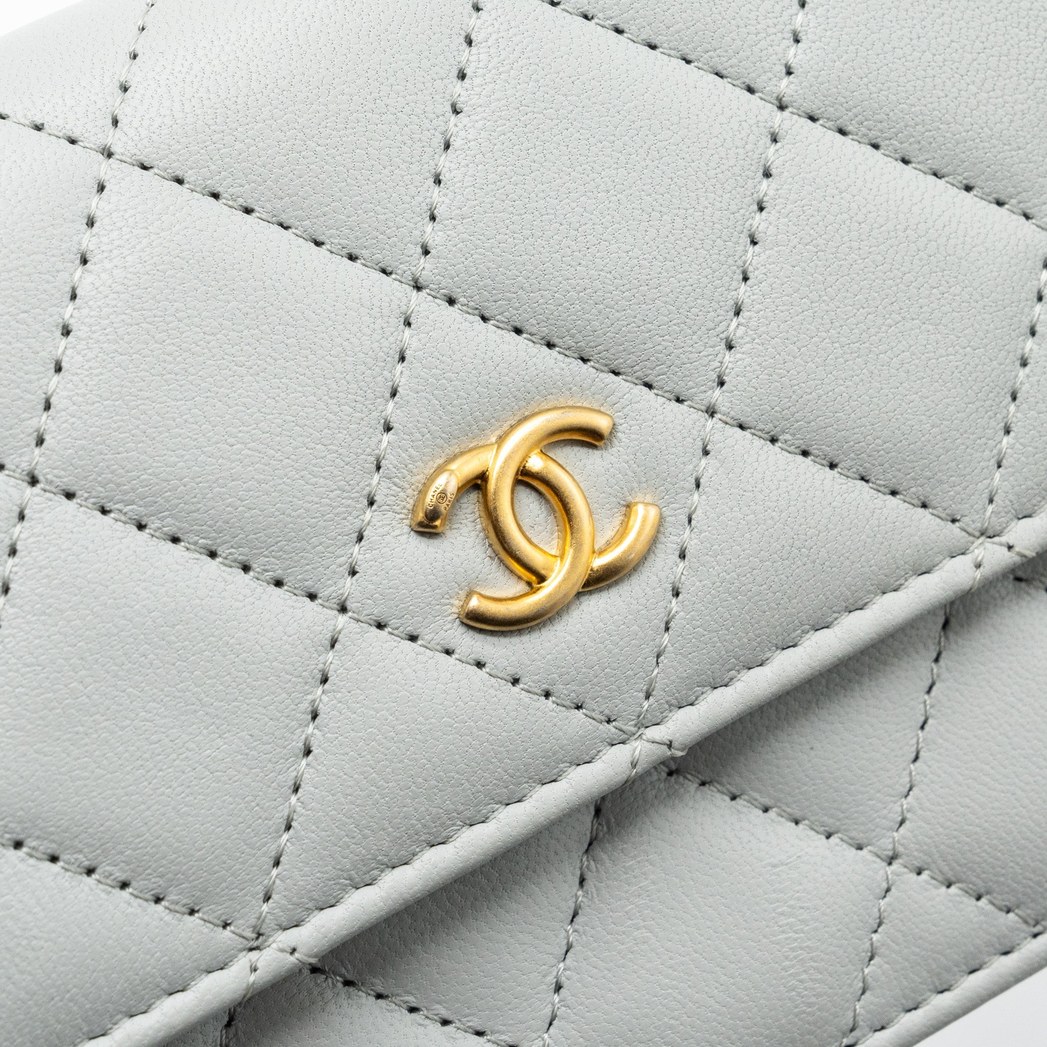 chanel-pearl-crush-mini-wallet-on-chain-lambskin-light-grey-brushed-ghwmicrochip