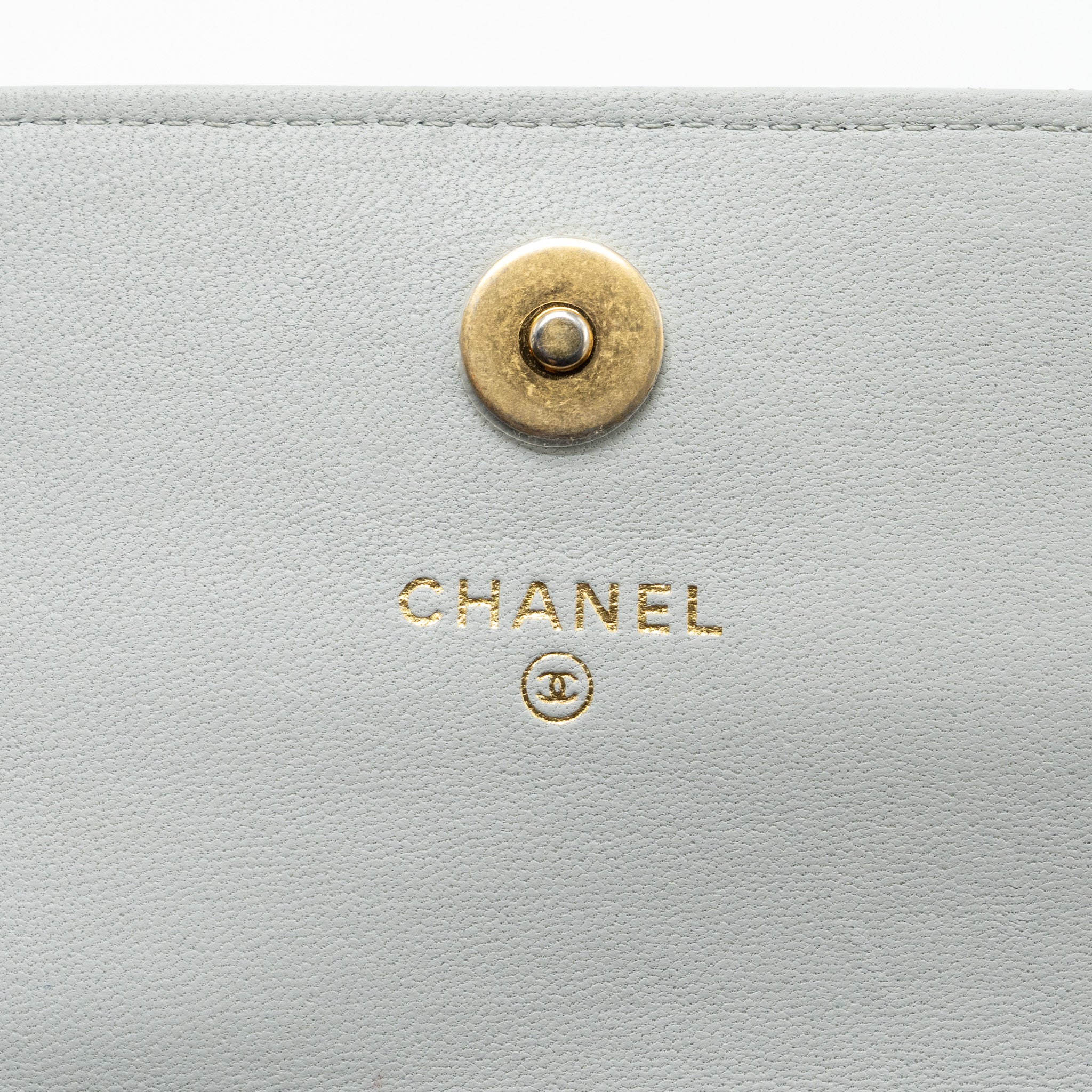 chanel-pearl-crush-mini-wallet-on-chain-lambskin-light-grey-brushed-ghwmicrochip