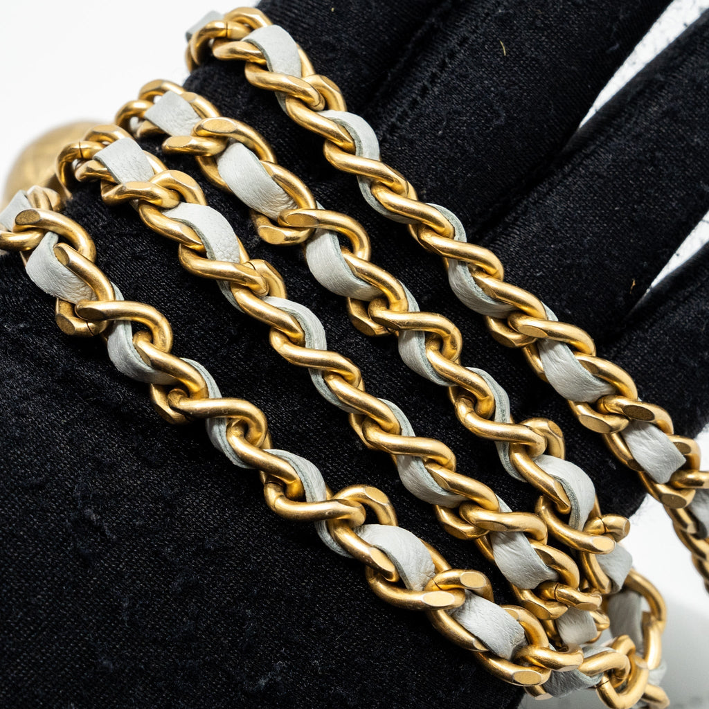 chanel-pearl-crush-mini-wallet-on-chain-lambskin-light-grey-brushed-ghwmicrochip