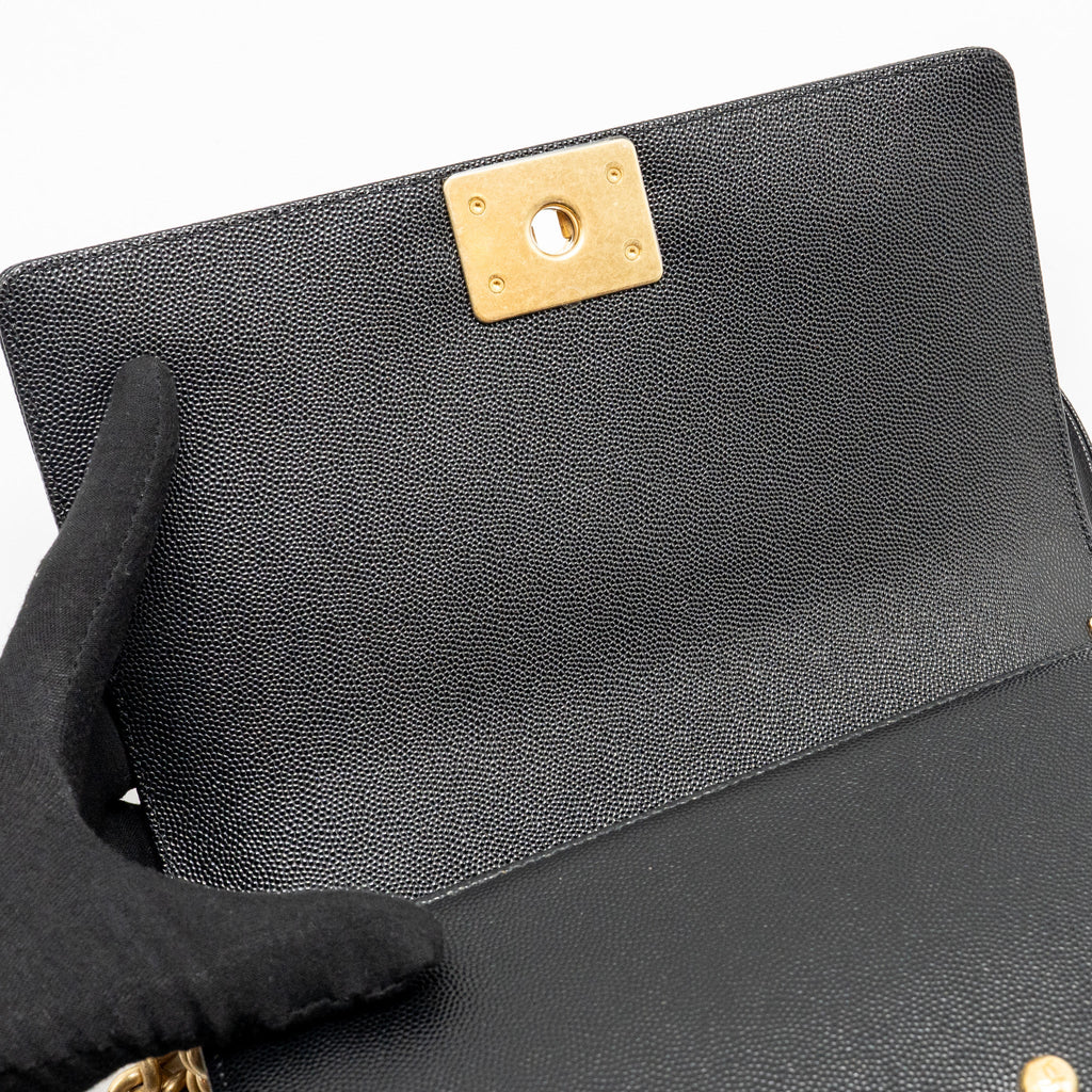chanel-medium-boy-bag-caviar-black-ghwmicrochip