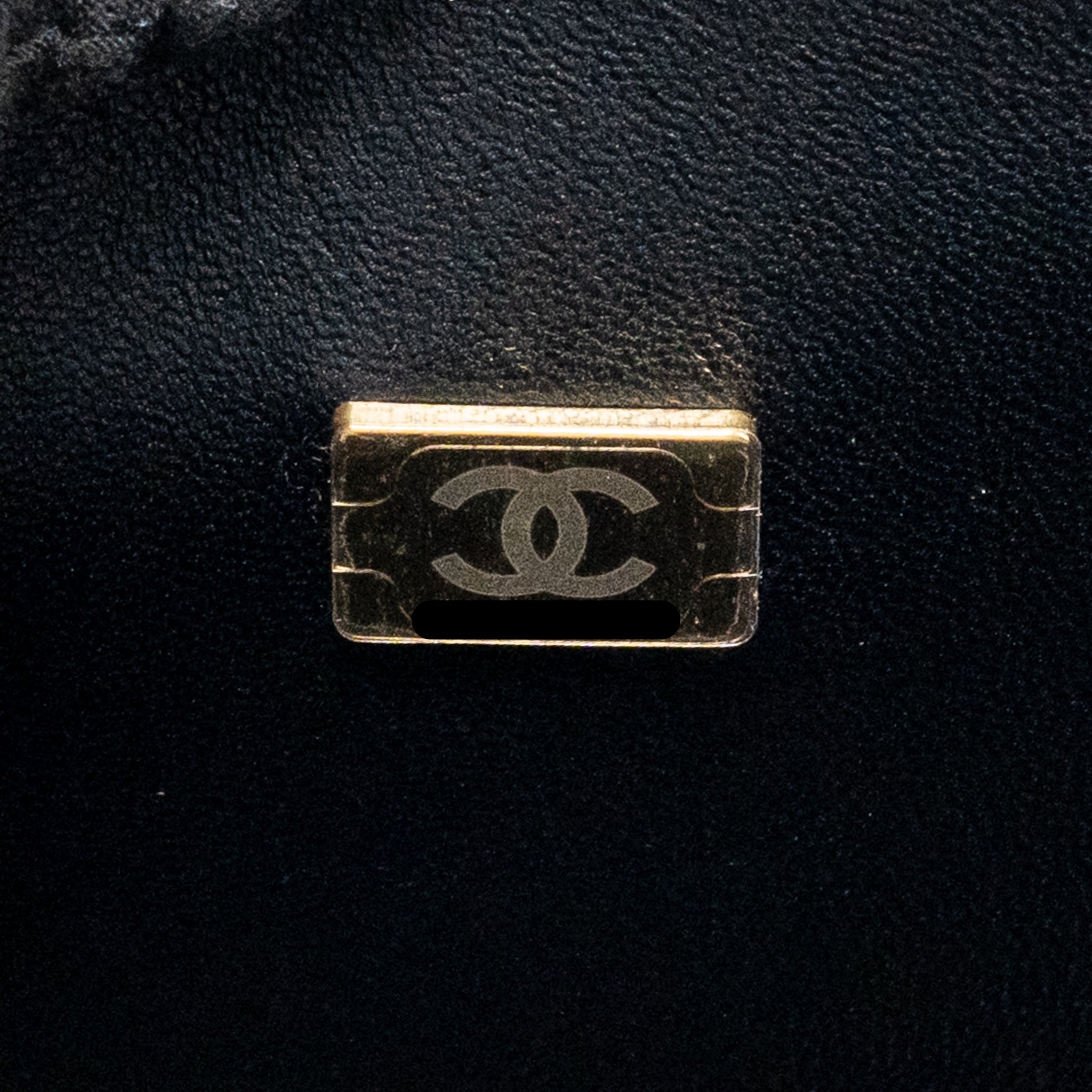 chanel-medium-boy-bag-caviar-black-ghwmicrochip