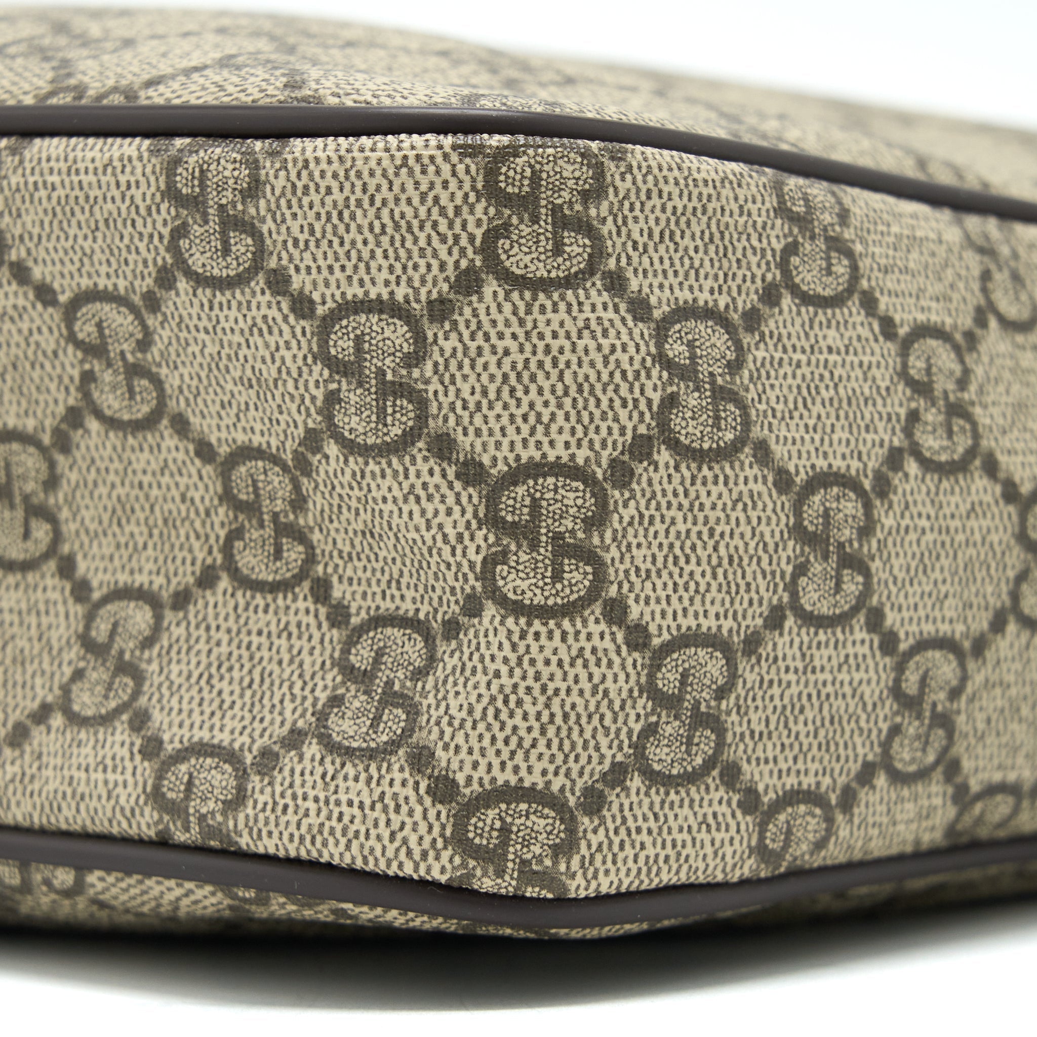 gucci-messenger-bag-gg-supreme-canvas-ghw