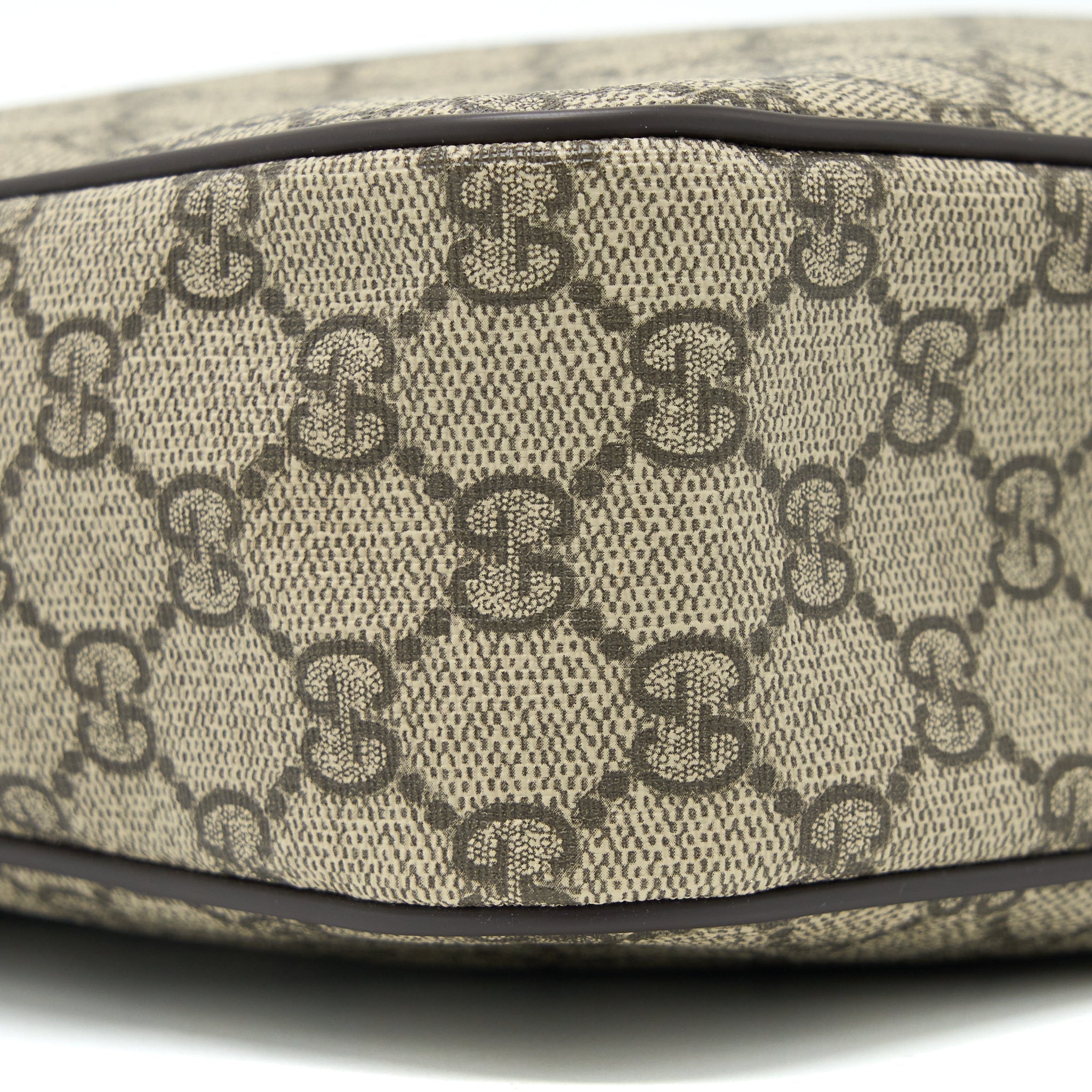 gucci-messenger-bag-gg-supreme-canvas-ghw