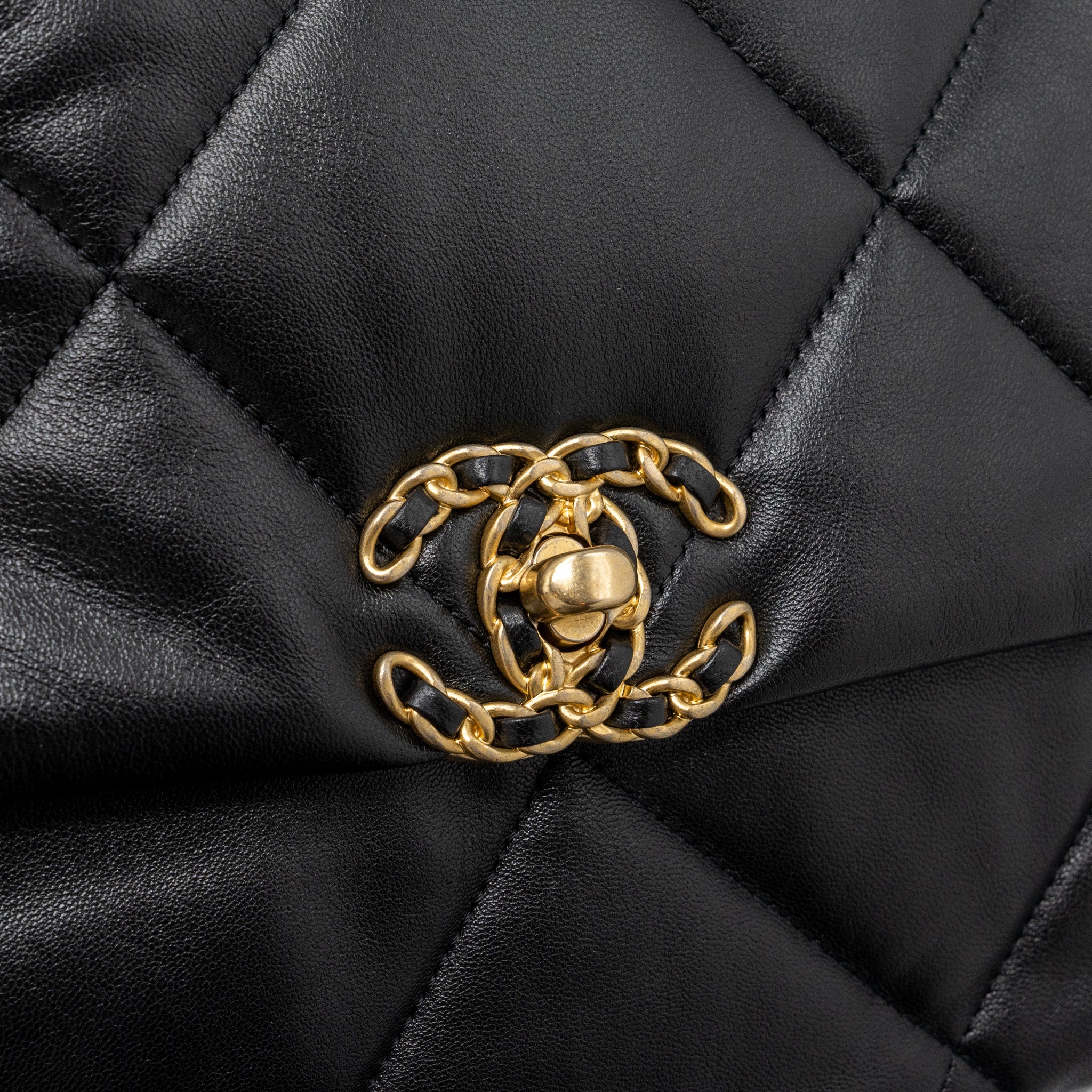 chanel-medium-19-bag-lambskin-black-multicolour-hardwaremicrochip