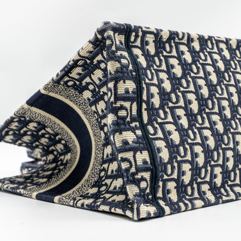 dior-medium-book-tote-dior-oblique-embroidery-blue