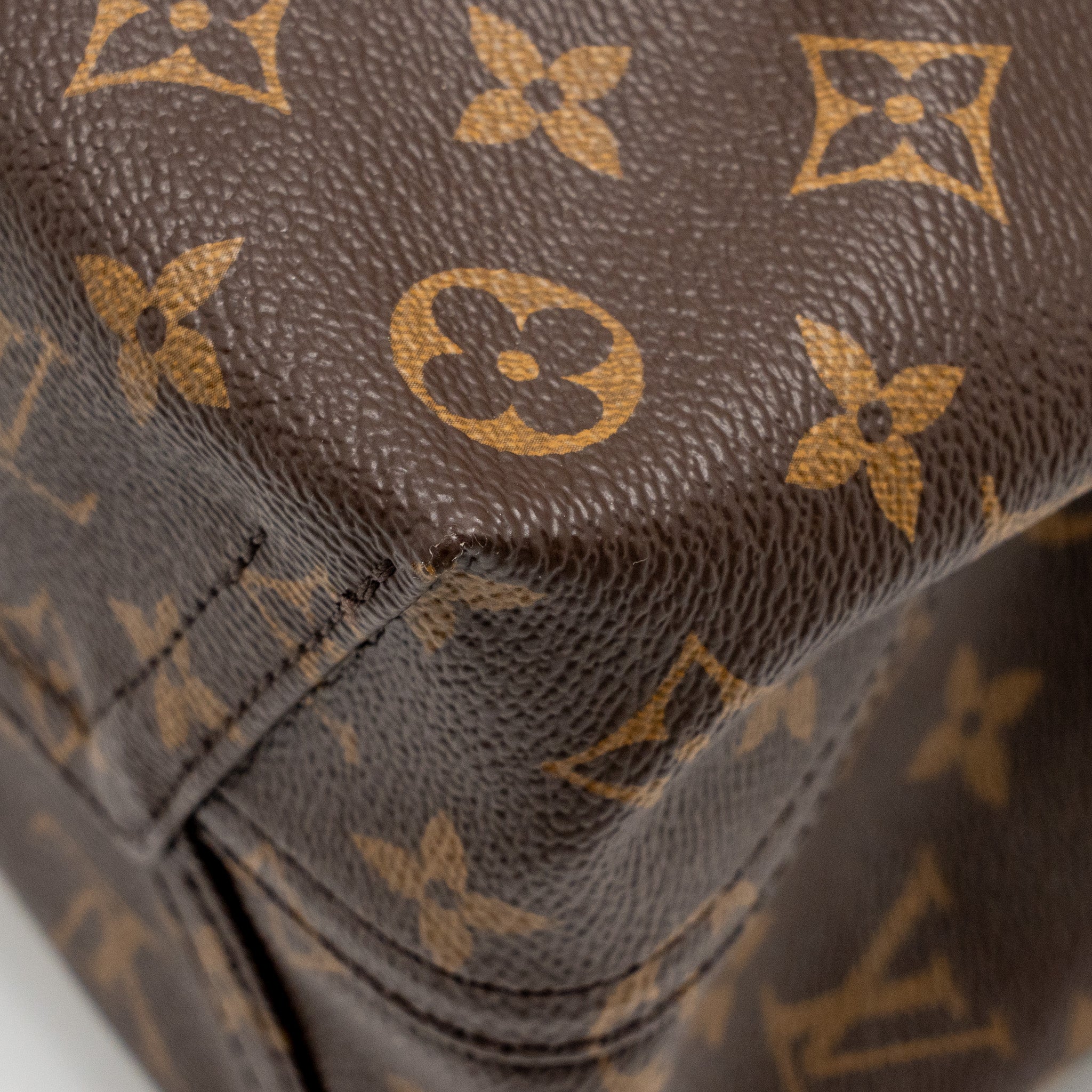 louis-vuitton-atlantis-gm-monogram-canvas-ghw