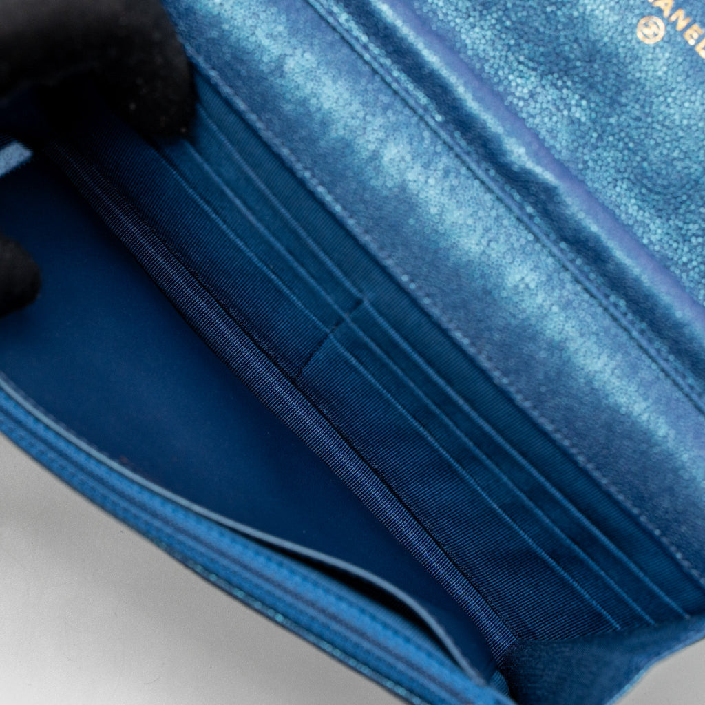 chanel-classic-wallet-on-chain-caviar-iridescent-blue-lghw-1