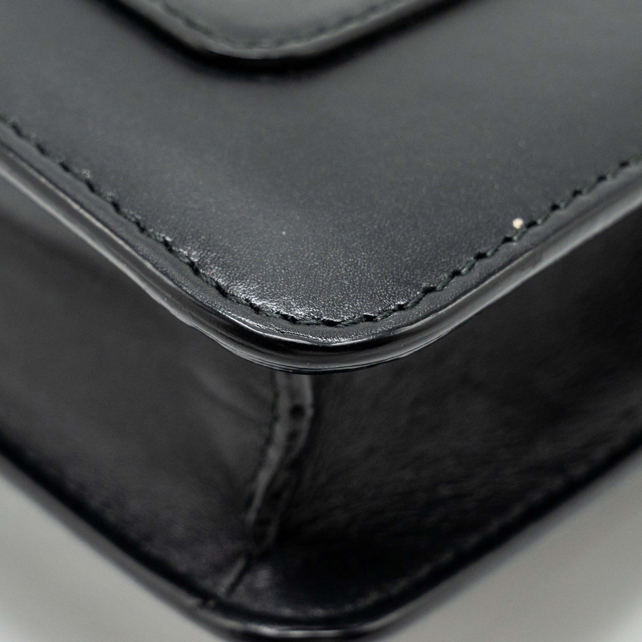 bvlgari-serpenti-forever-crossbody-bag-calfskin-black-lghw-1