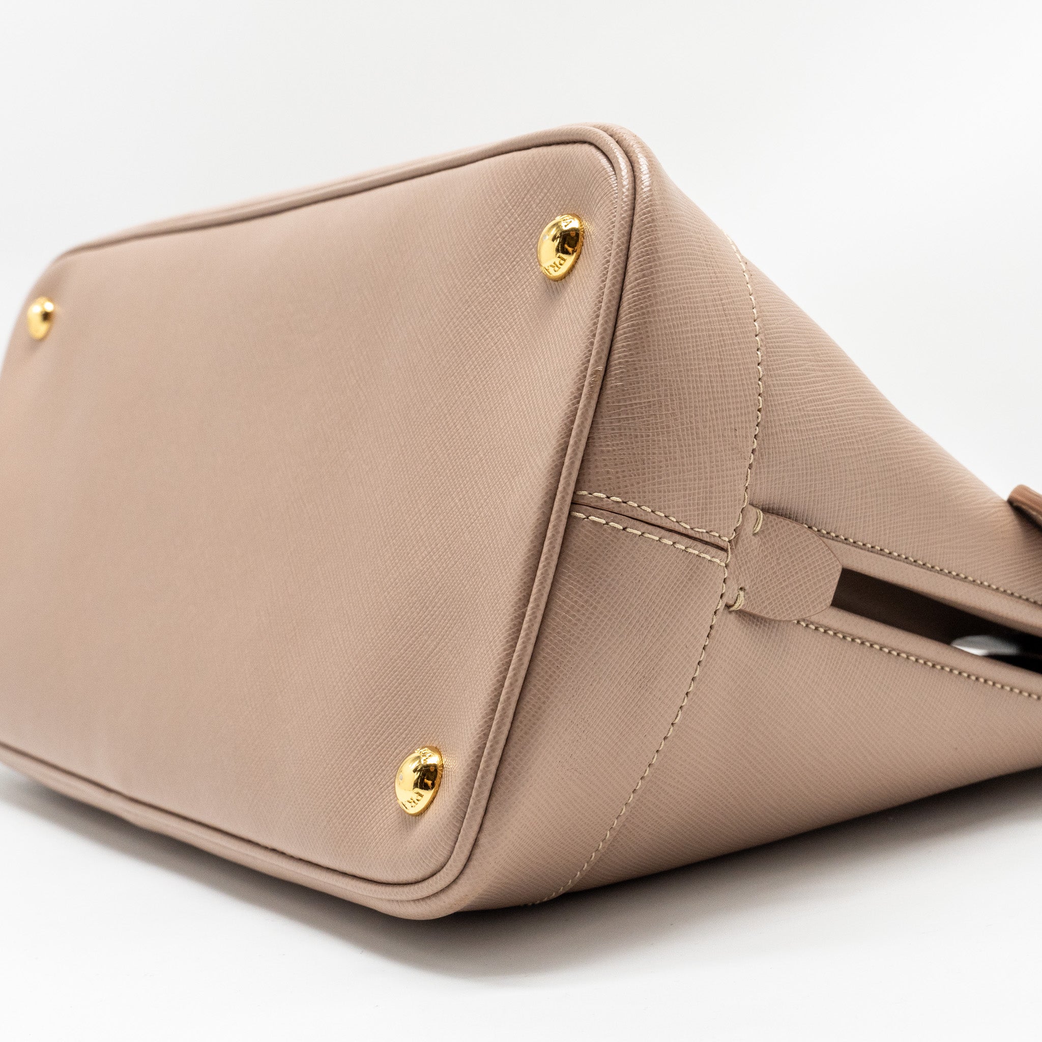 prada-saffiano-vernice-promenade-dome-tote-leather-beige