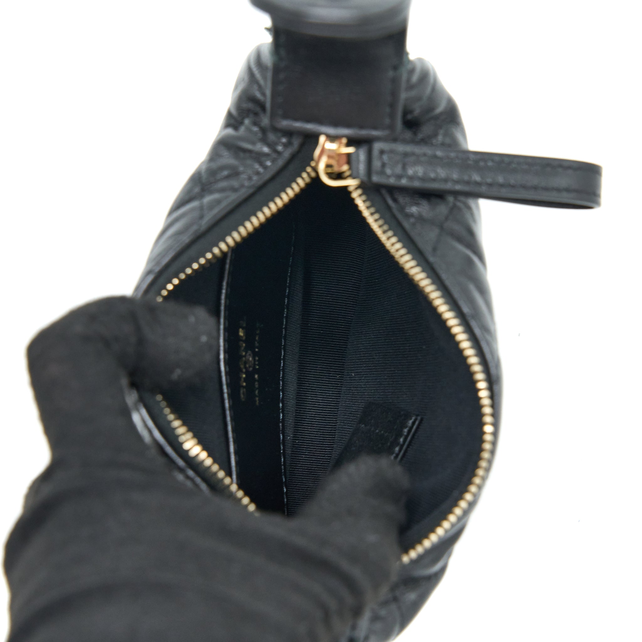 chanel-23c-round-cruise-pouch-lambskin-black-lghw-microchip