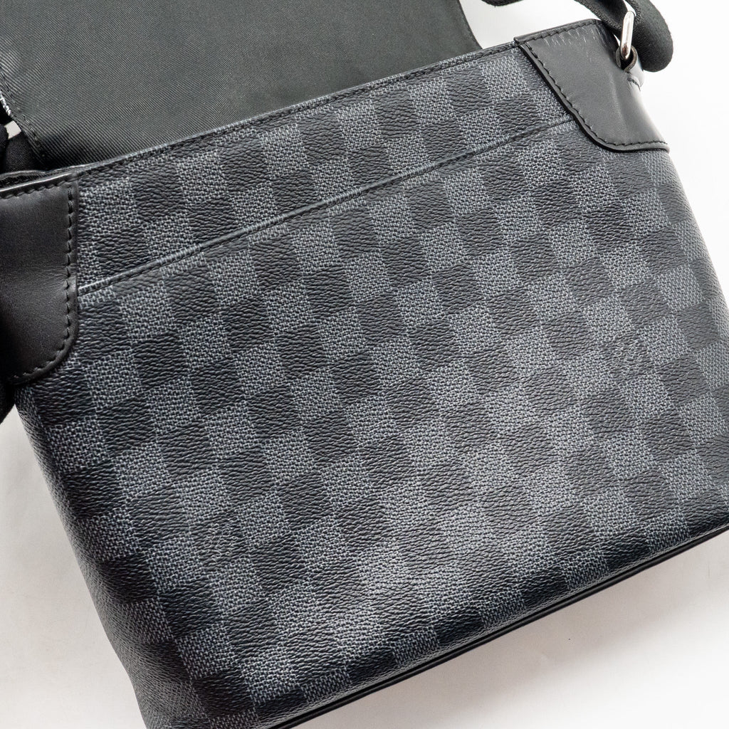 louis-vuitton-world-map-district-messenger-bag-damier-graphite-canvas-shw