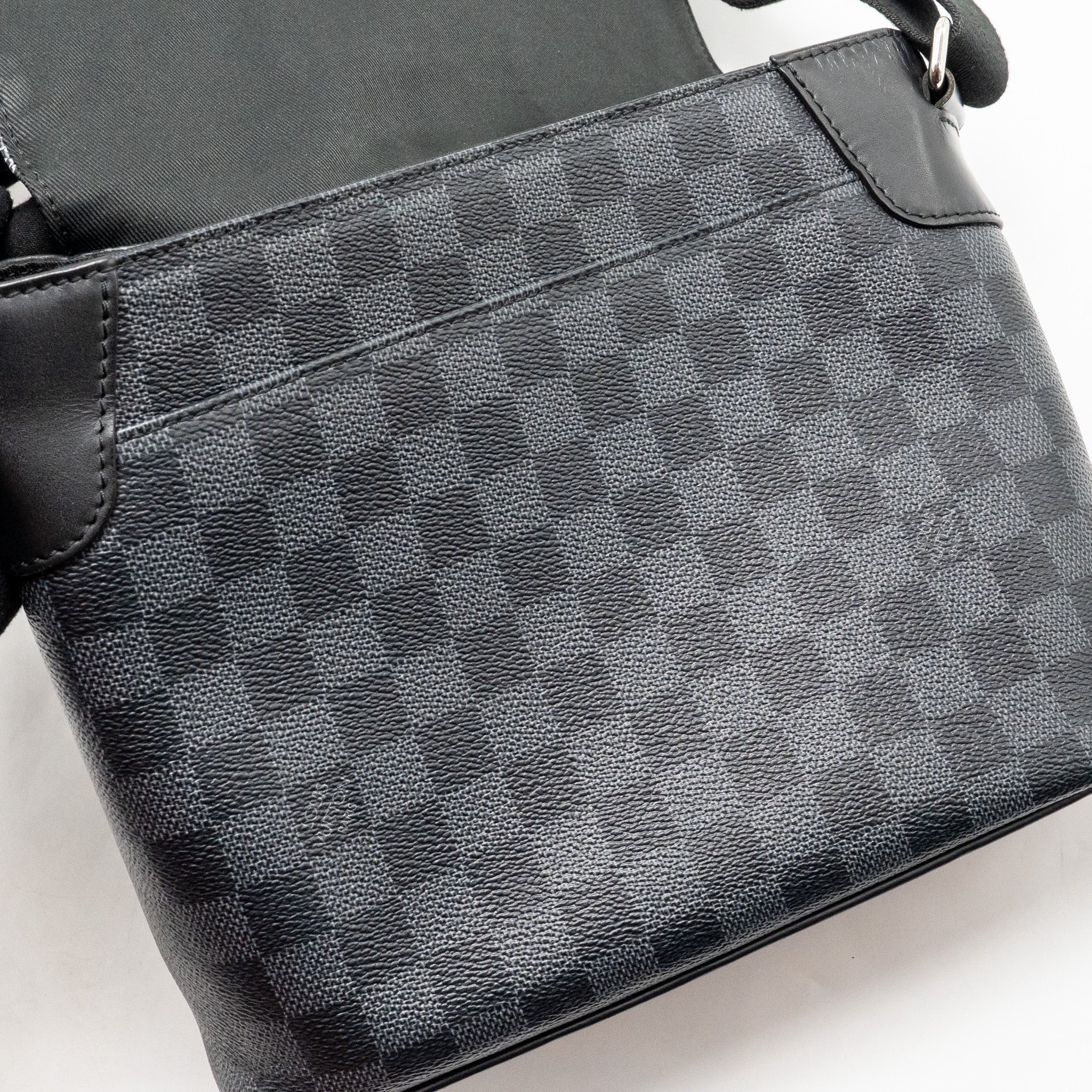louis-vuitton-world-map-district-messenger-bag-damier-graphite-canvas-shw