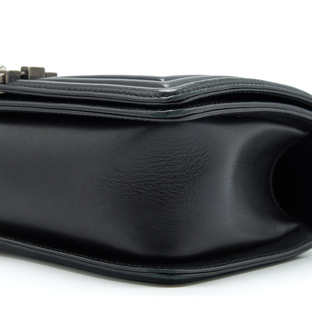 chanel-medium-boy-bag-lambskin-black-ruthenium-sliver-hardware