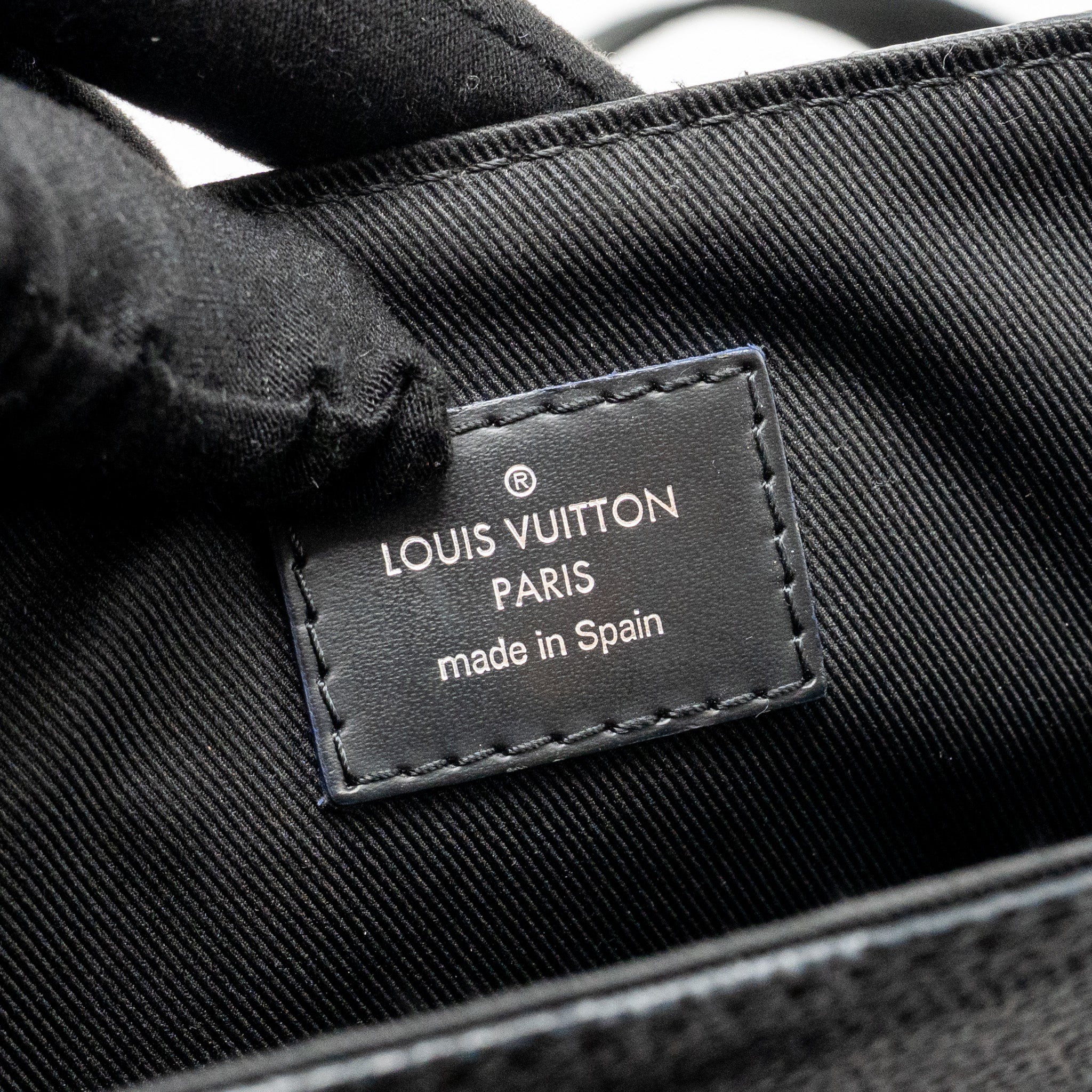 louis-vuitton-world-map-district-messenger-bag-damier-graphite-canvas-shw