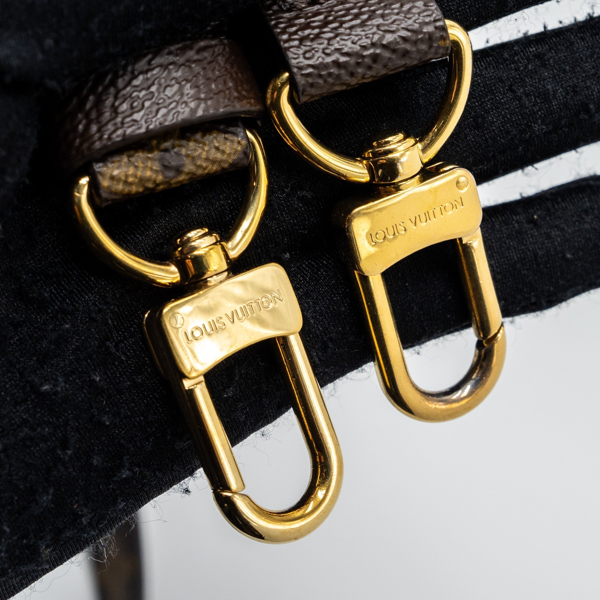 louis-vuitton-pochette-metis-monogram-canvas-ghw-15