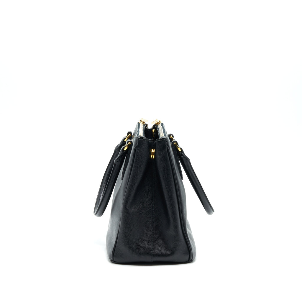 prada-saffiano-tote-bag-in-black