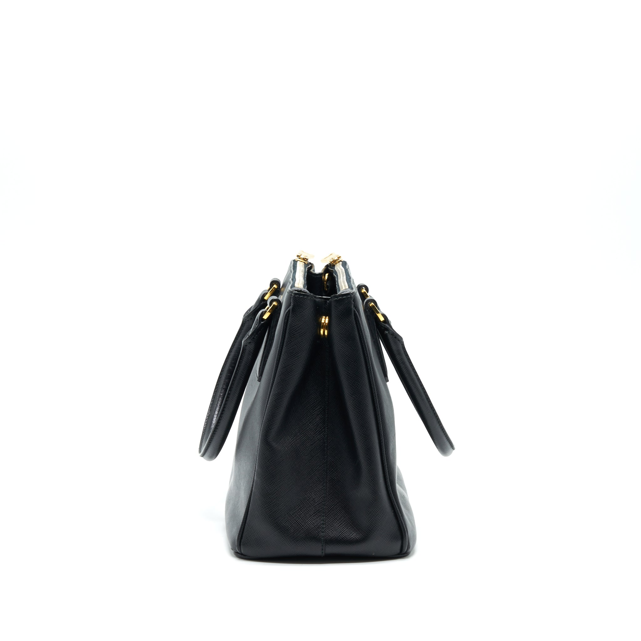 prada-saffiano-tote-bag-in-black