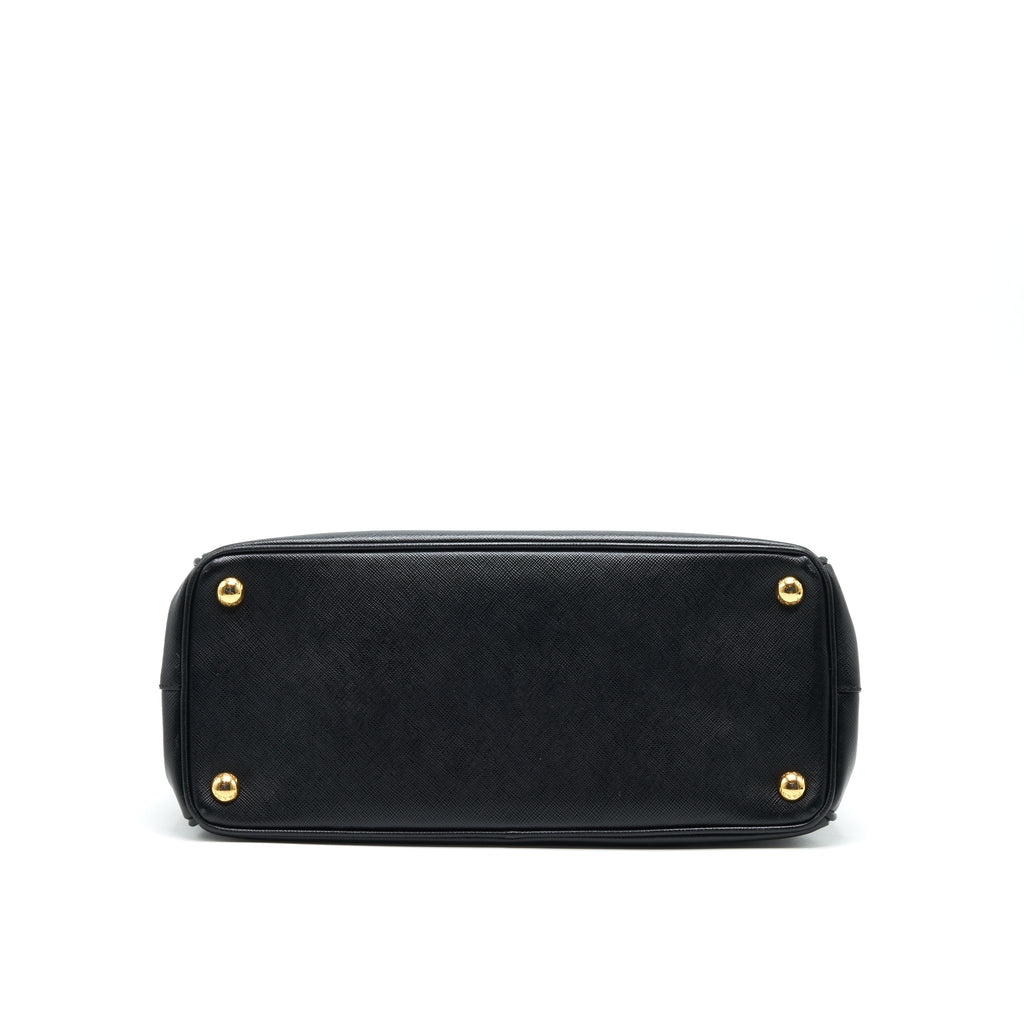 prada-saffiano-tote-bag-in-black