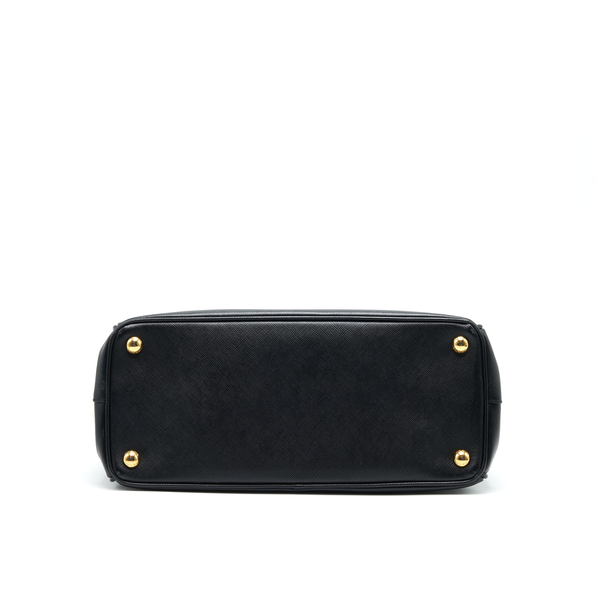 prada-saffiano-tote-bag-in-black