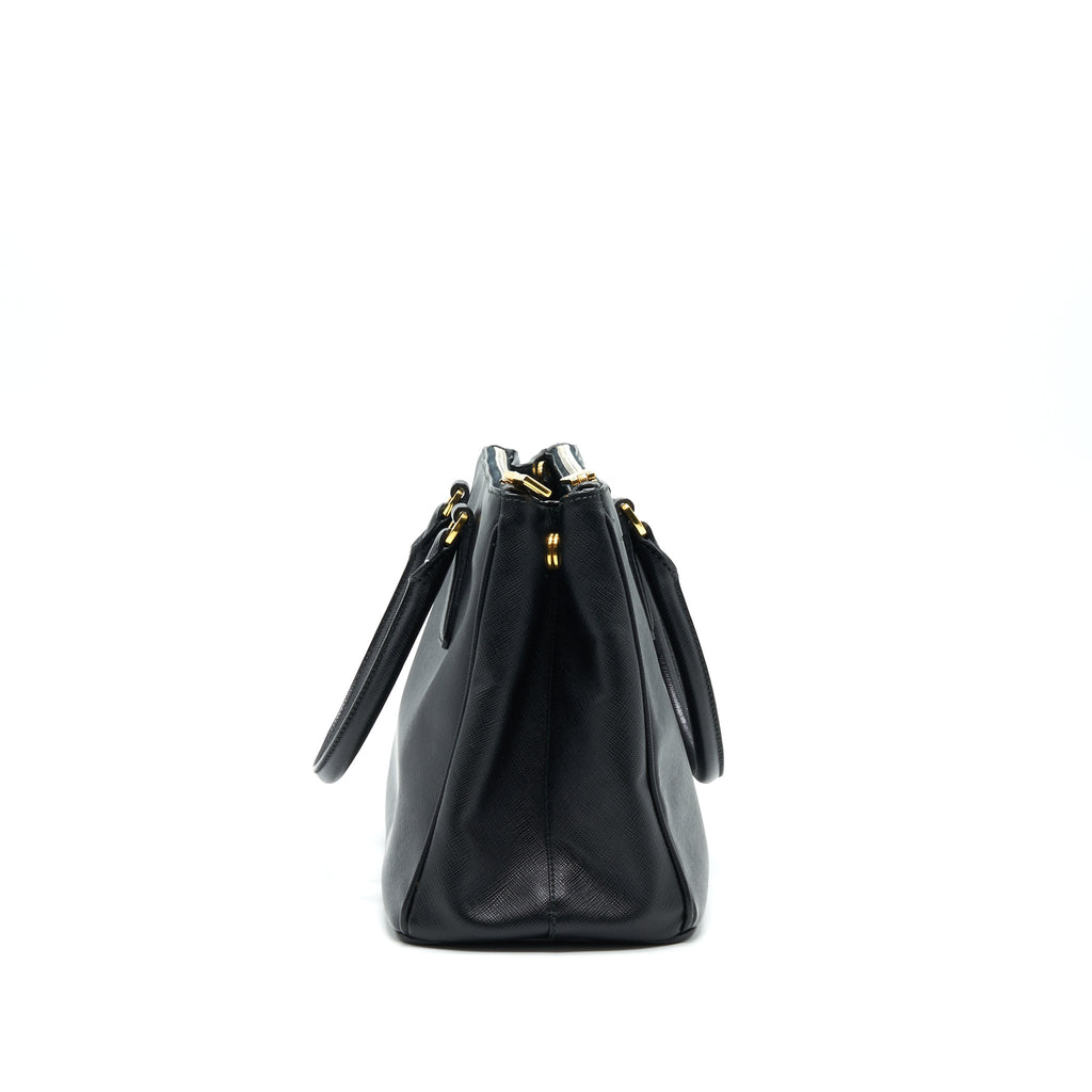 prada-saffiano-tote-bag-in-black