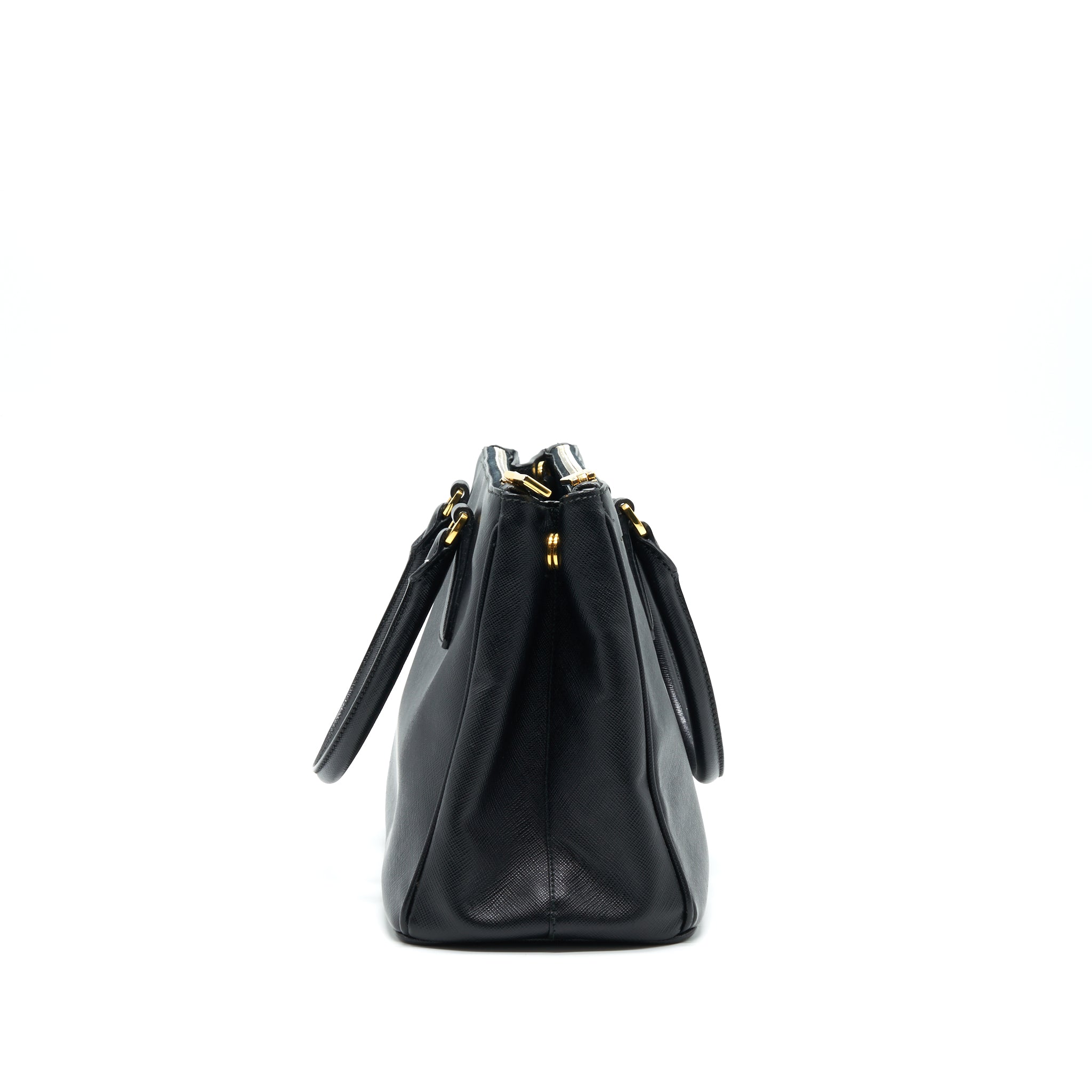 prada-saffiano-tote-bag-in-black