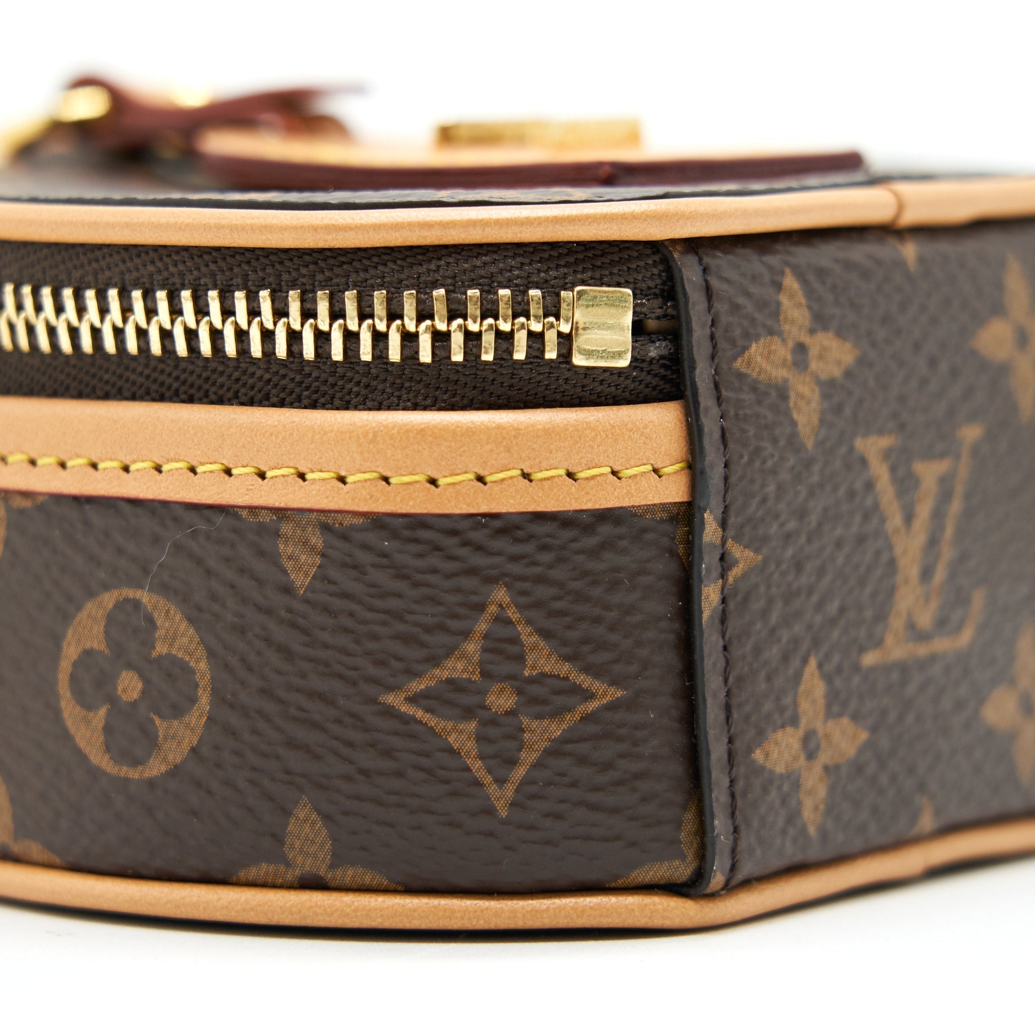 louis-vuitton-boite-chapeau-necklace-monogram-canvas
