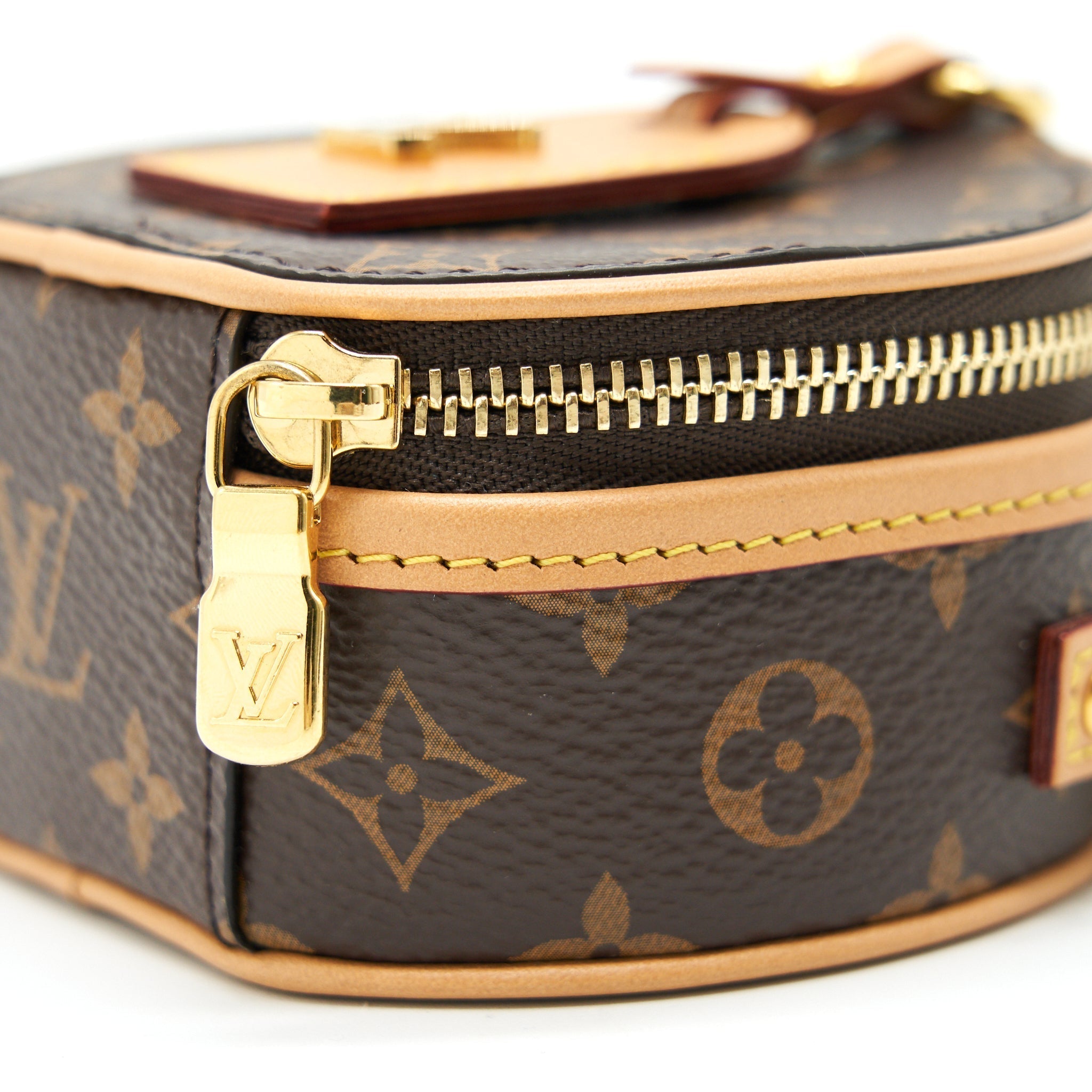 louis-vuitton-boite-chapeau-necklace-monogram-canvas