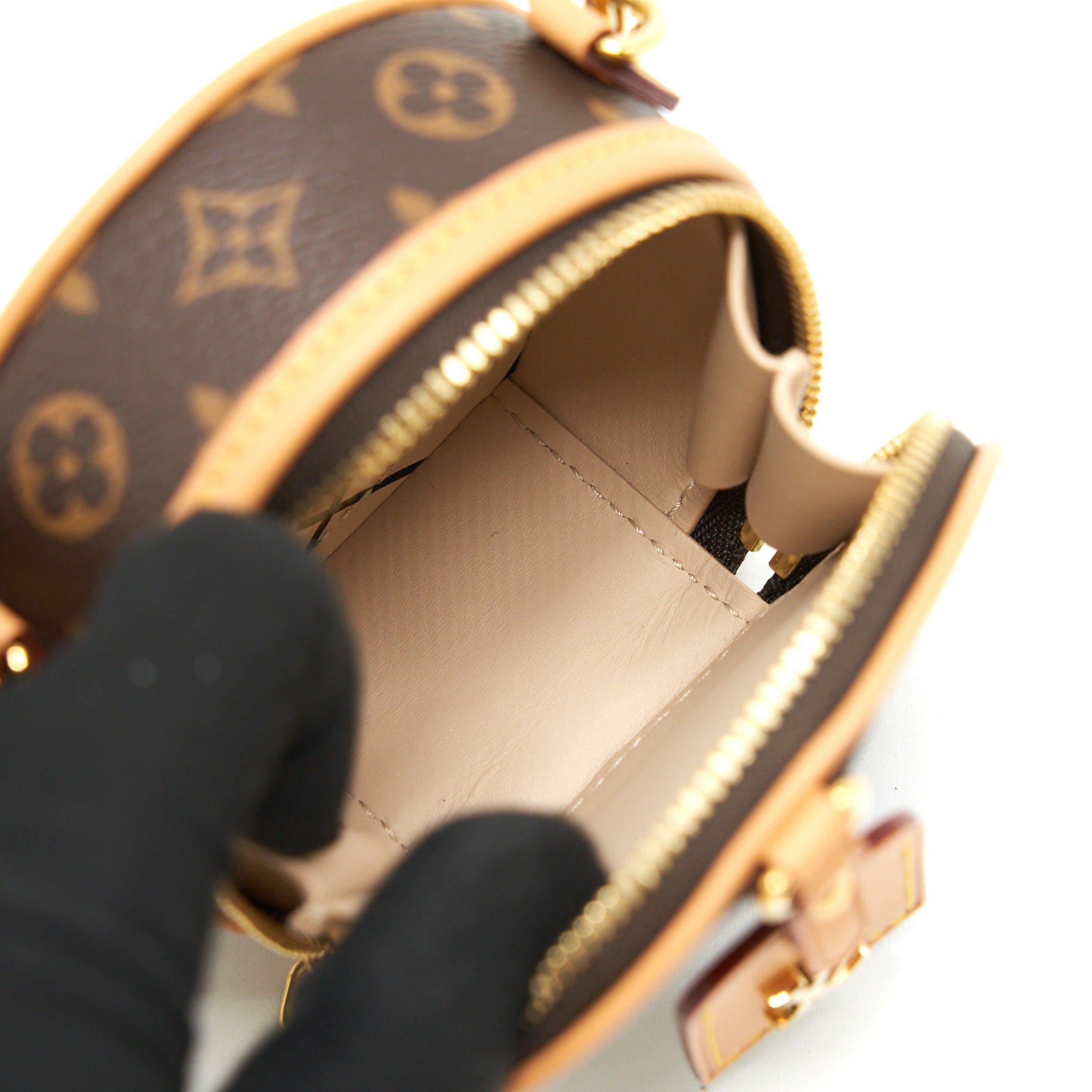 louis-vuitton-boite-chapeau-necklace-monogram-canvas