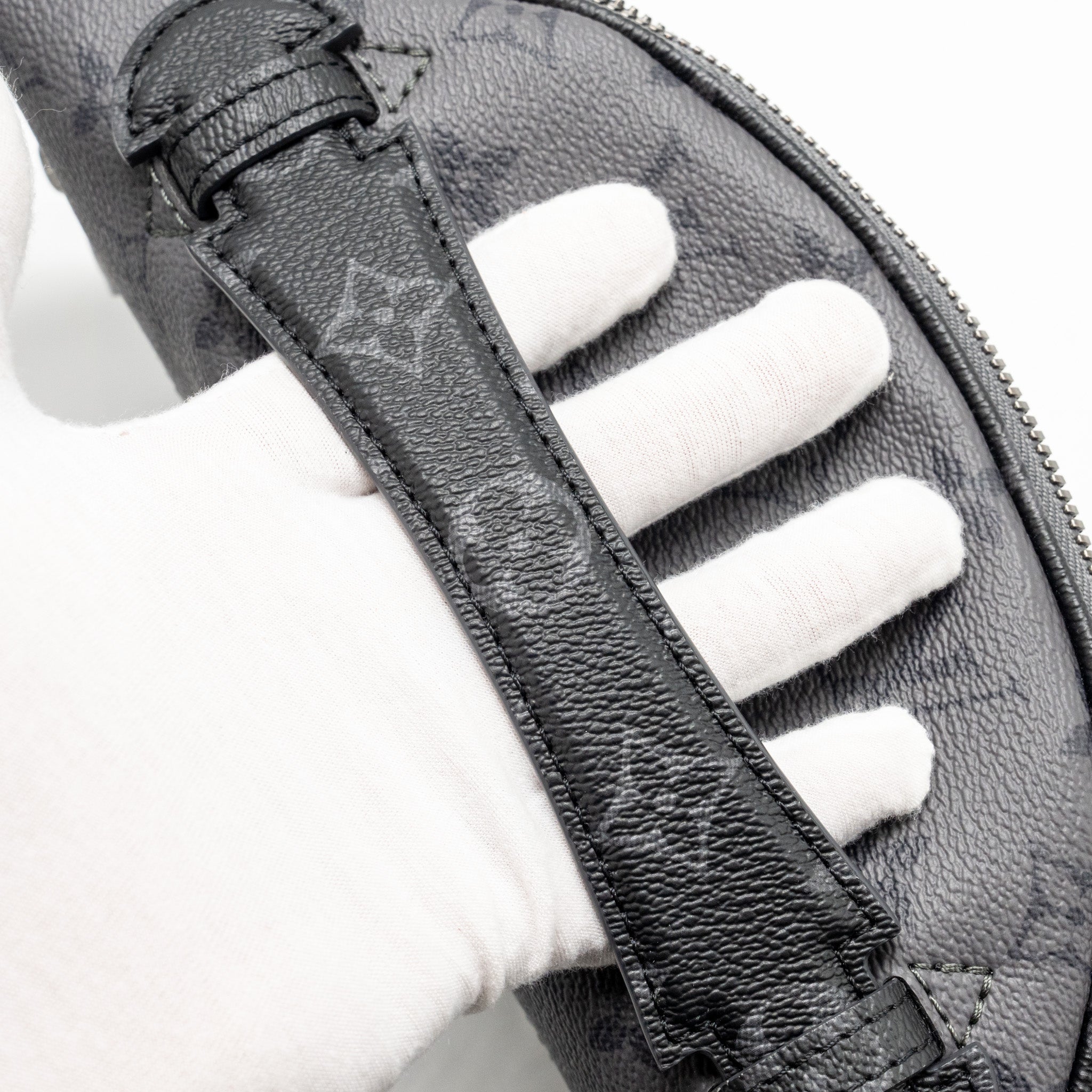louis-vuitton-x-yayoi-kusama-reverse-monogram-eclipse-maxi-bumbag-canvas-grey-multicolour-dark-silver-hardware-copy