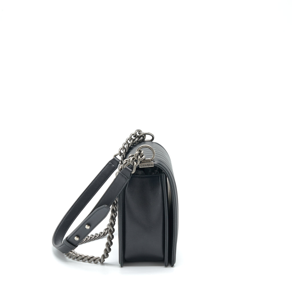 chanel-medium-chevron-boy-bag-calfskin-black-ruthenium-hardware