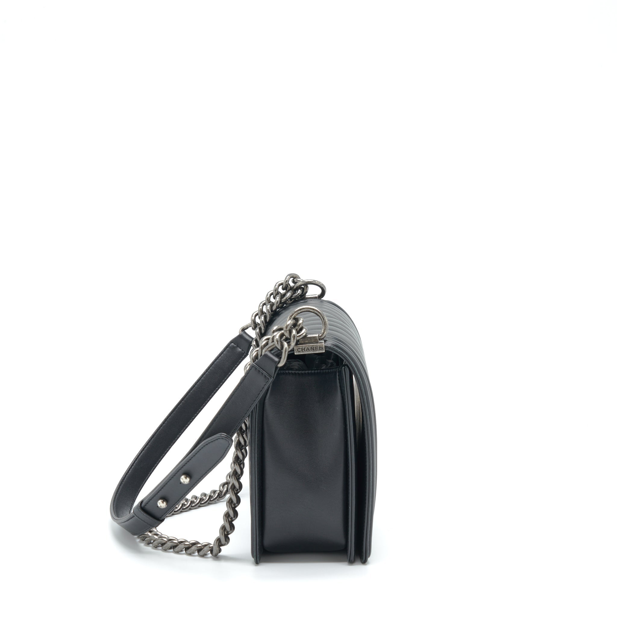chanel-medium-chevron-boy-bag-calfskin-black-ruthenium-hardware