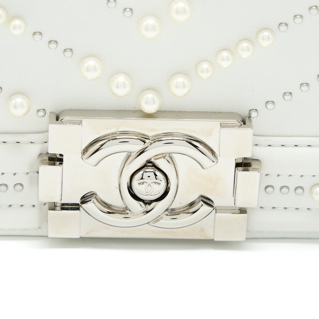 chanel-medium-boy-bag-chevron-limited-lambskin-with-pearl-white-shw