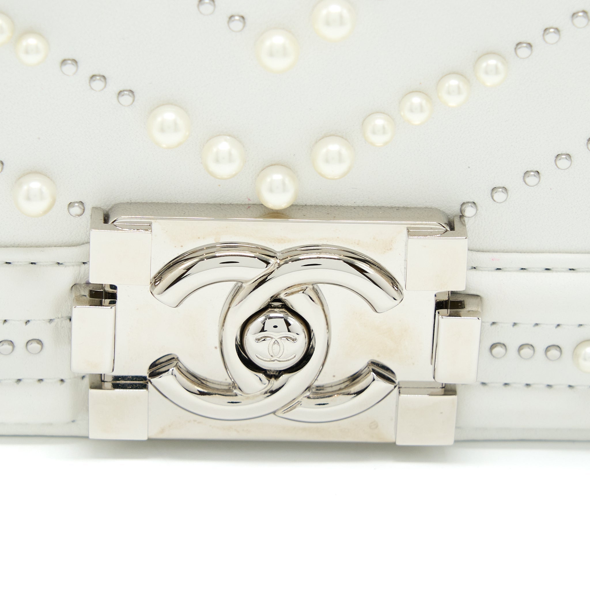 chanel-medium-boy-bag-chevron-limited-lambskin-with-pearl-white-shw