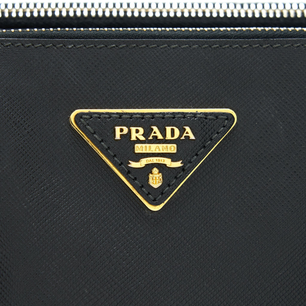 prada-saffiano-tote-bag-in-black