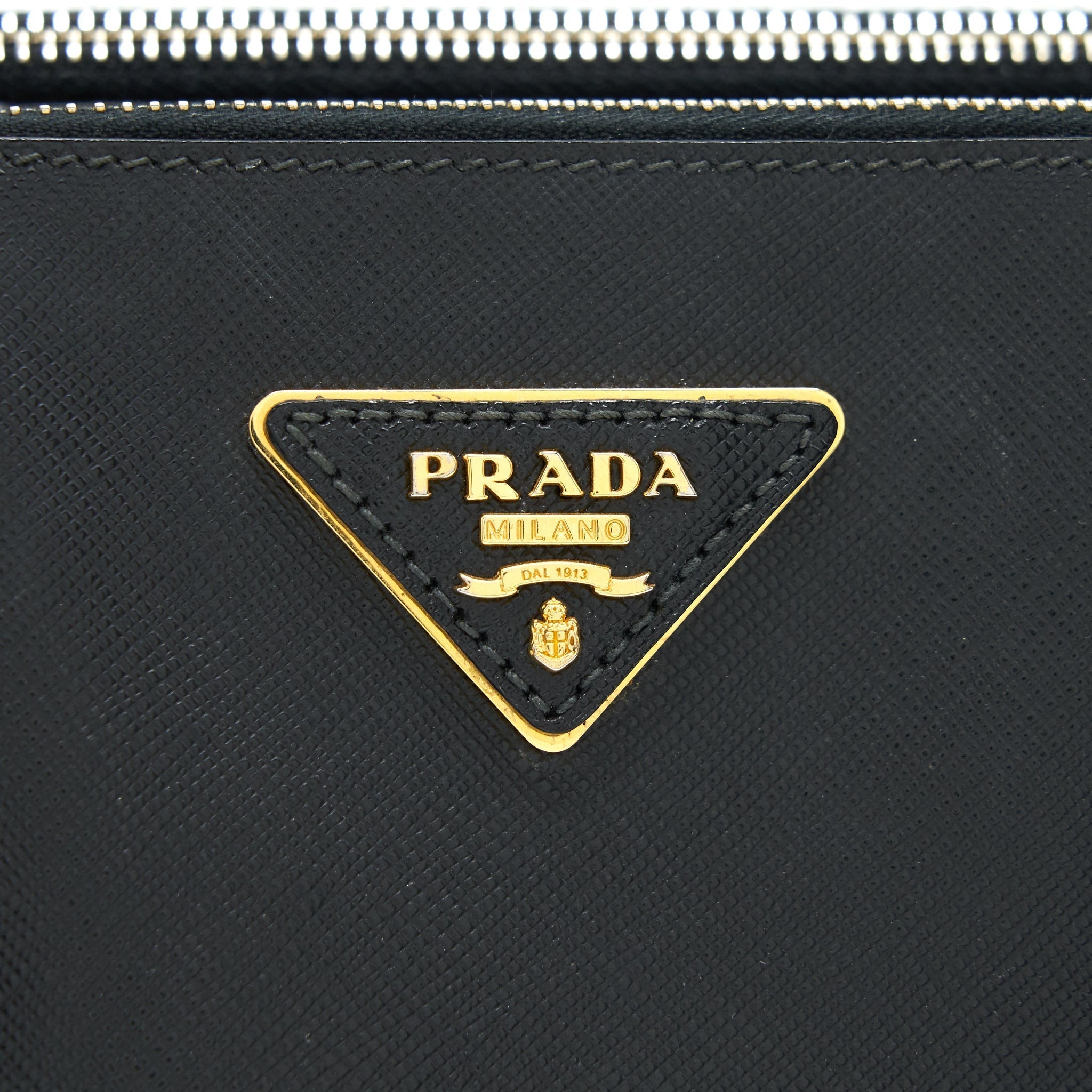 prada-saffiano-tote-bag-in-black