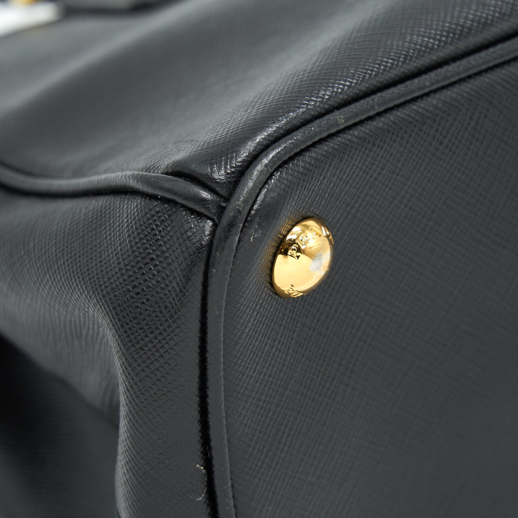 prada-saffiano-tote-bag-in-black