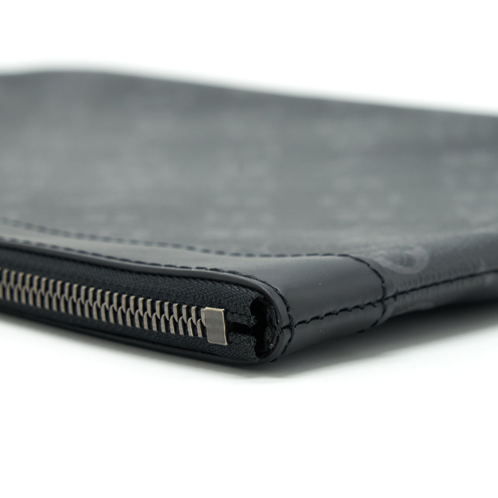 louis-vuitton-discovery-pouch-monogram-eclipse-coated-canvas-exterior